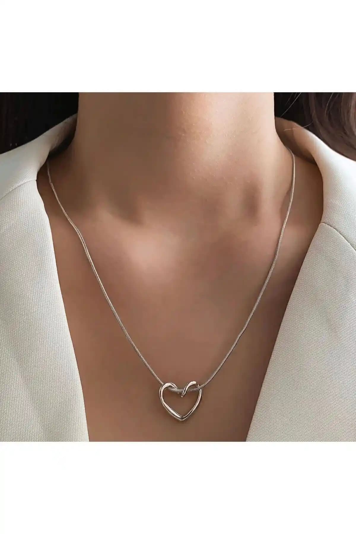 Kadın Gümüş Kalp Düğüm Kolye: Zarif ve Anlam Yüksek Modern Takı Seçeneği