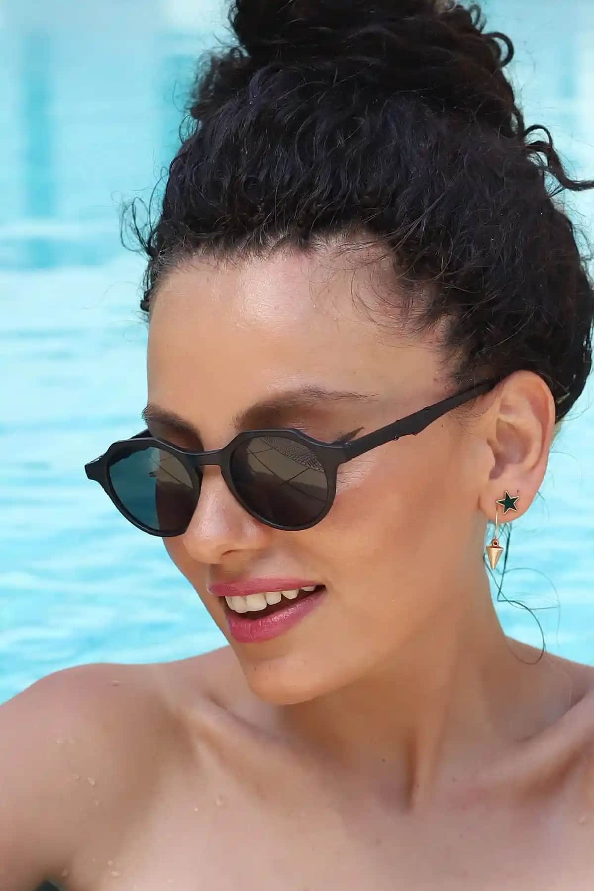 Kadın Güneş Gözlüğü Modern Tasarım ve Yüksek Koruma Özellikleriyle Sunuluyor