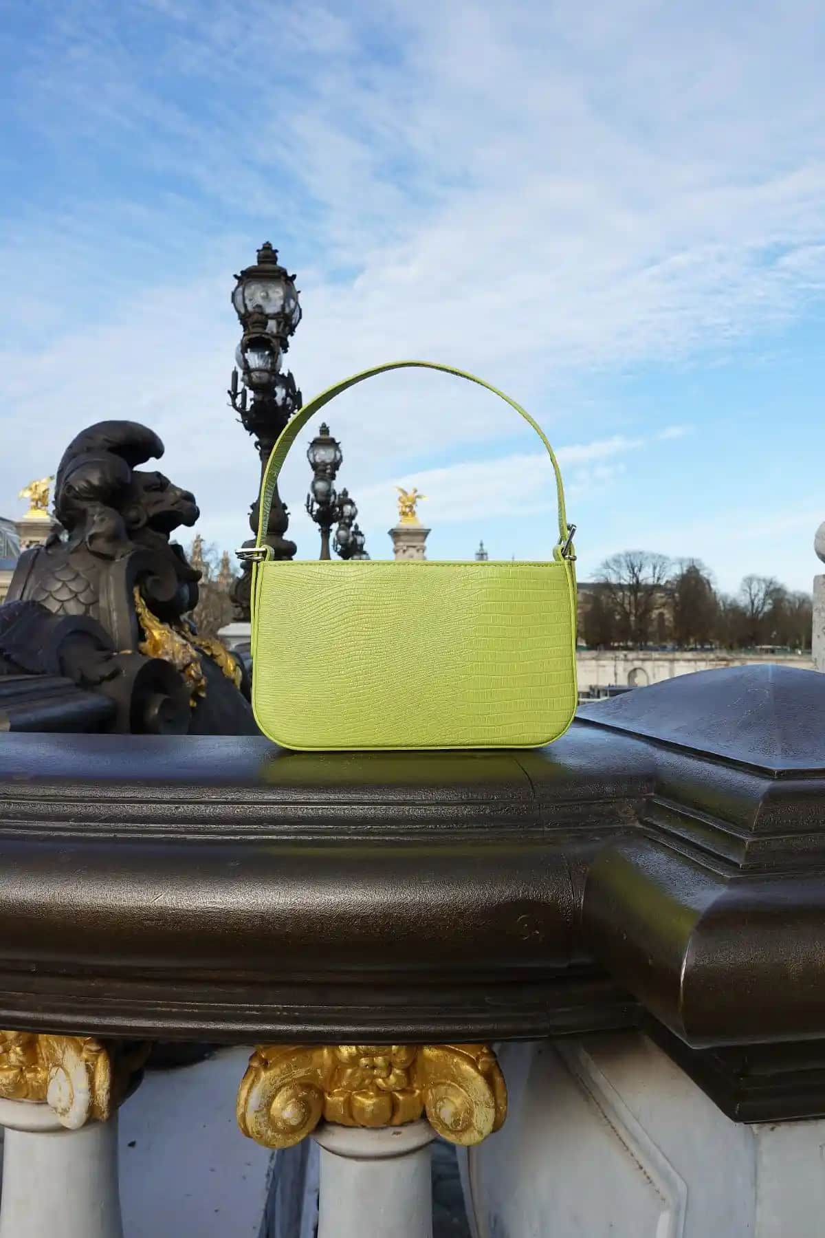 Kadın Neon Yeşil Tokalı Askılı Çanta: Modern ve Fonksiyonel Tasarım Özellikleri