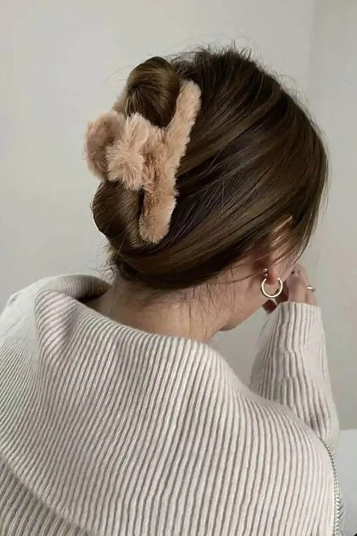 Kadın Peluş XL Mandal Toka: Şık ve İşlevsel Büyük Boy Saç Aksesuarı