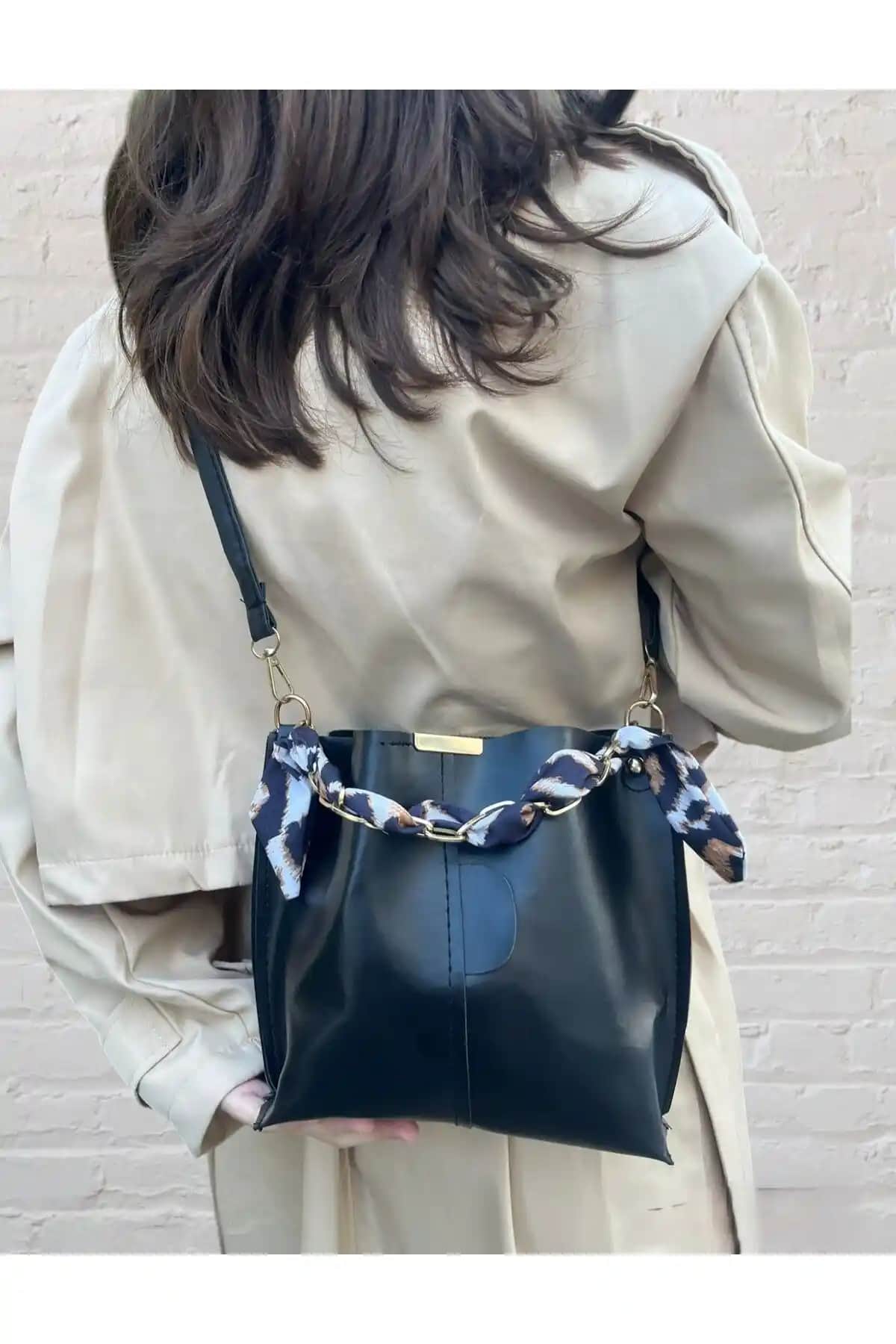 Kadın Siyah Fularlı Zincir Detaylı Deri Çanta Günlük ve Gece Kullanımı İçin Uygun