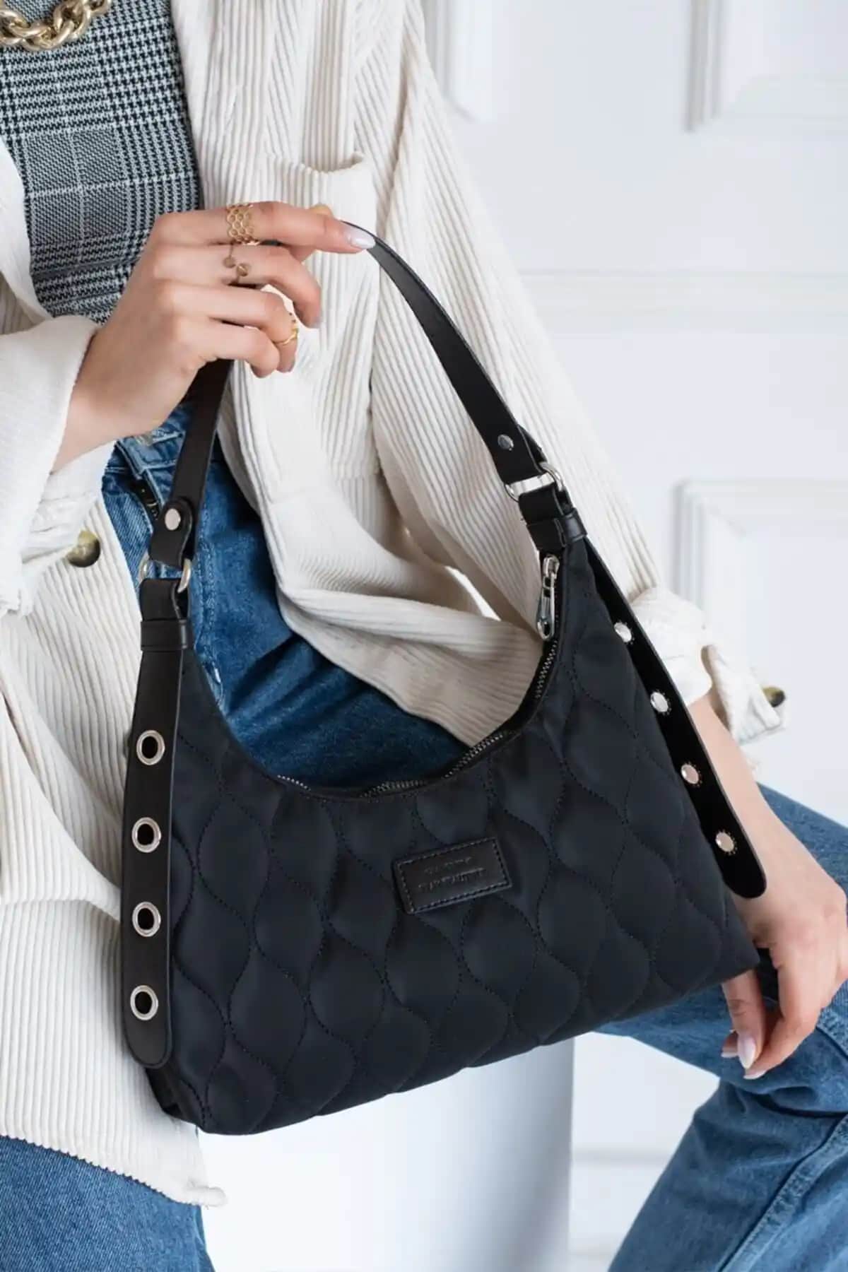 Kadın Siyah Kapitone Desenli Baget Çanta: Şık ve Fonksiyonel Günlük Kullanım Ürünü