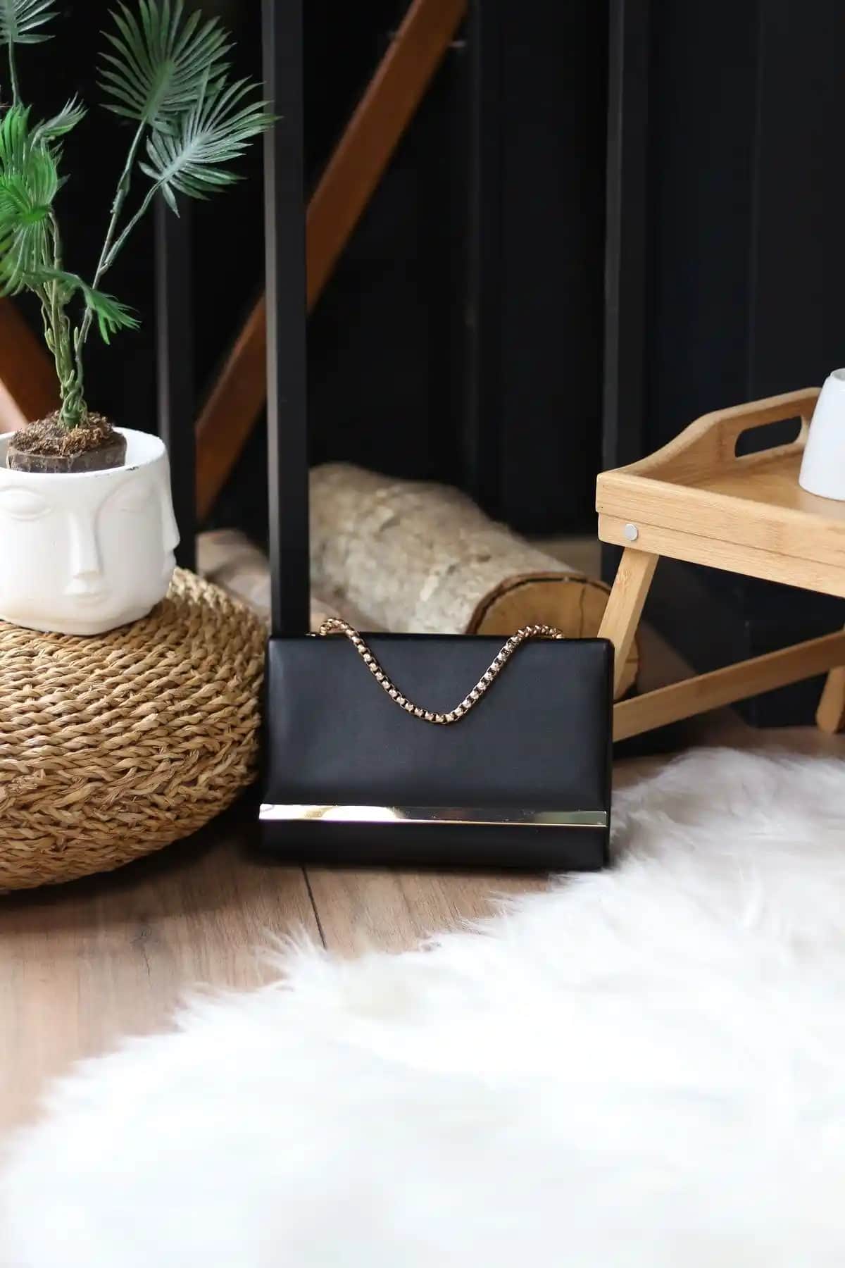 Kadın Siyah Zincir Detaylı Omuz Çantası Modern ve Şık Tasarım Özellikleri