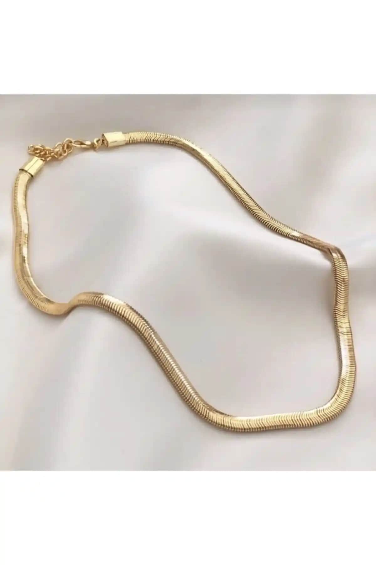 Kadın Yatay İtalyan Zinciri: Şıklık ve Dayanıklılık Sunan Zarif Takı Parçası