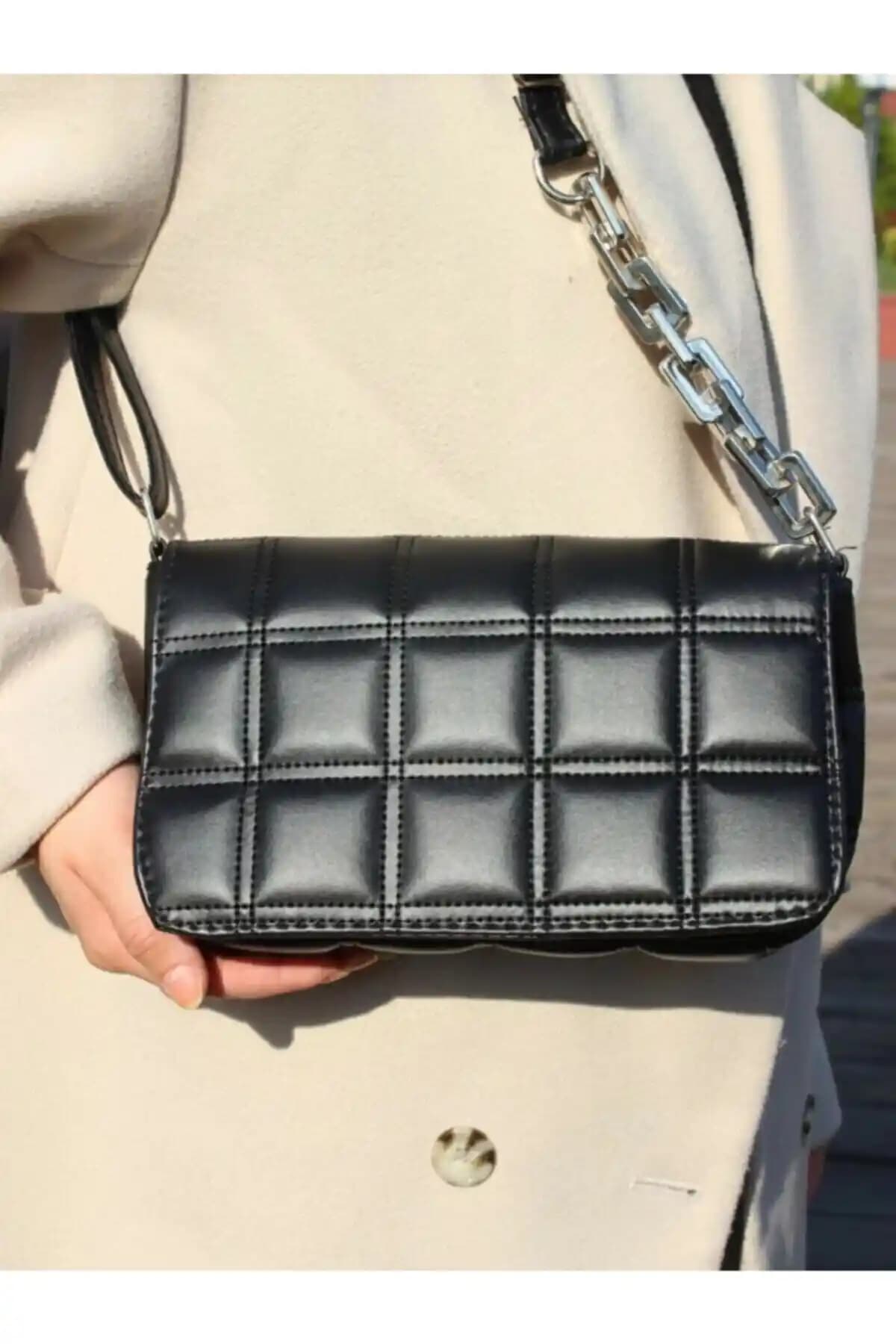 Kadın Zincirli Askılı Kare Nakışlı El ve Omuz Çantası Modern ve Şık Tasarım