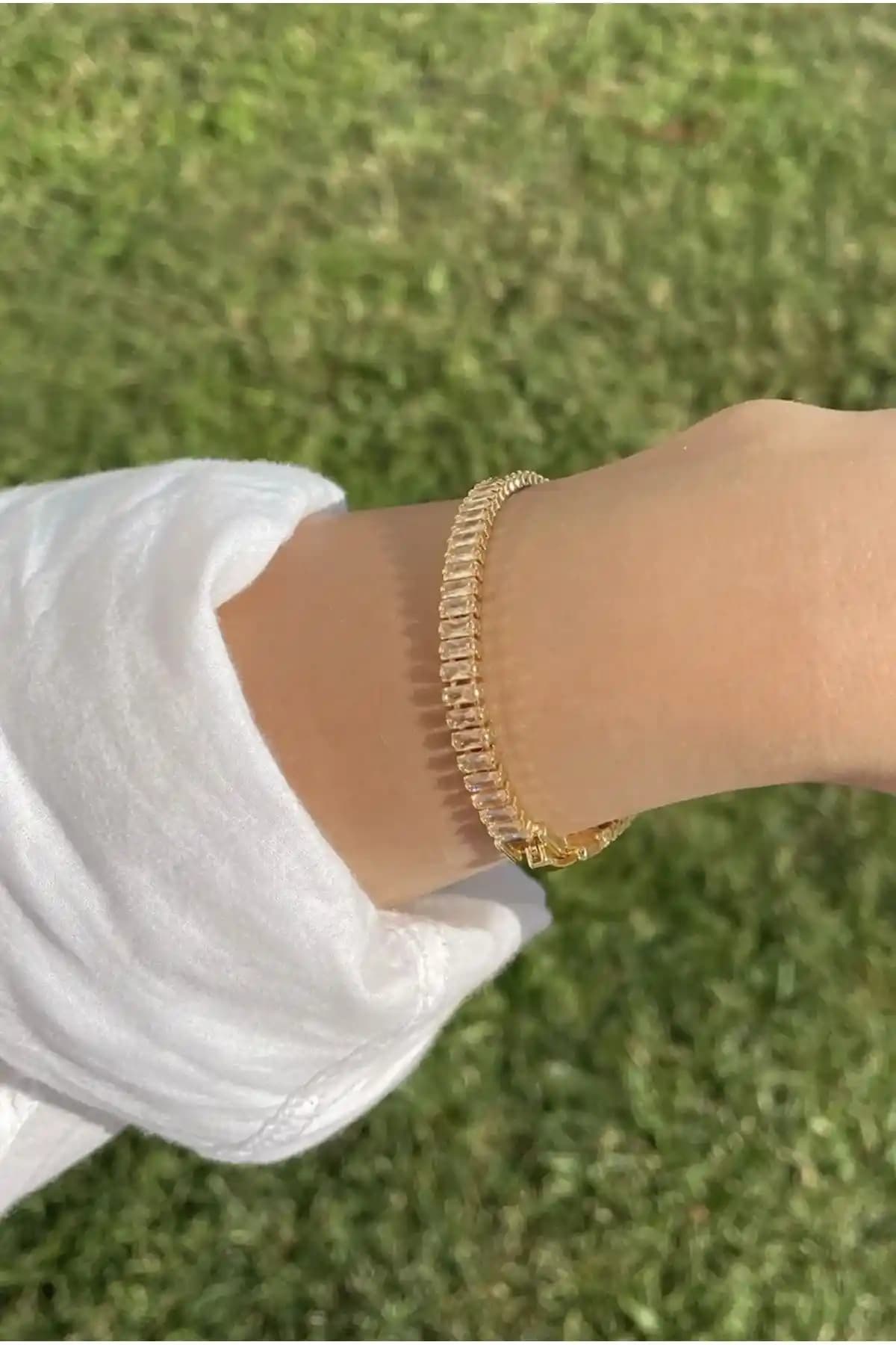 Kadın Zirkon Su Yolu Gold Bileklik: Zarif ve Modern Tasarım ile Şıklığınızı Tamamlayın