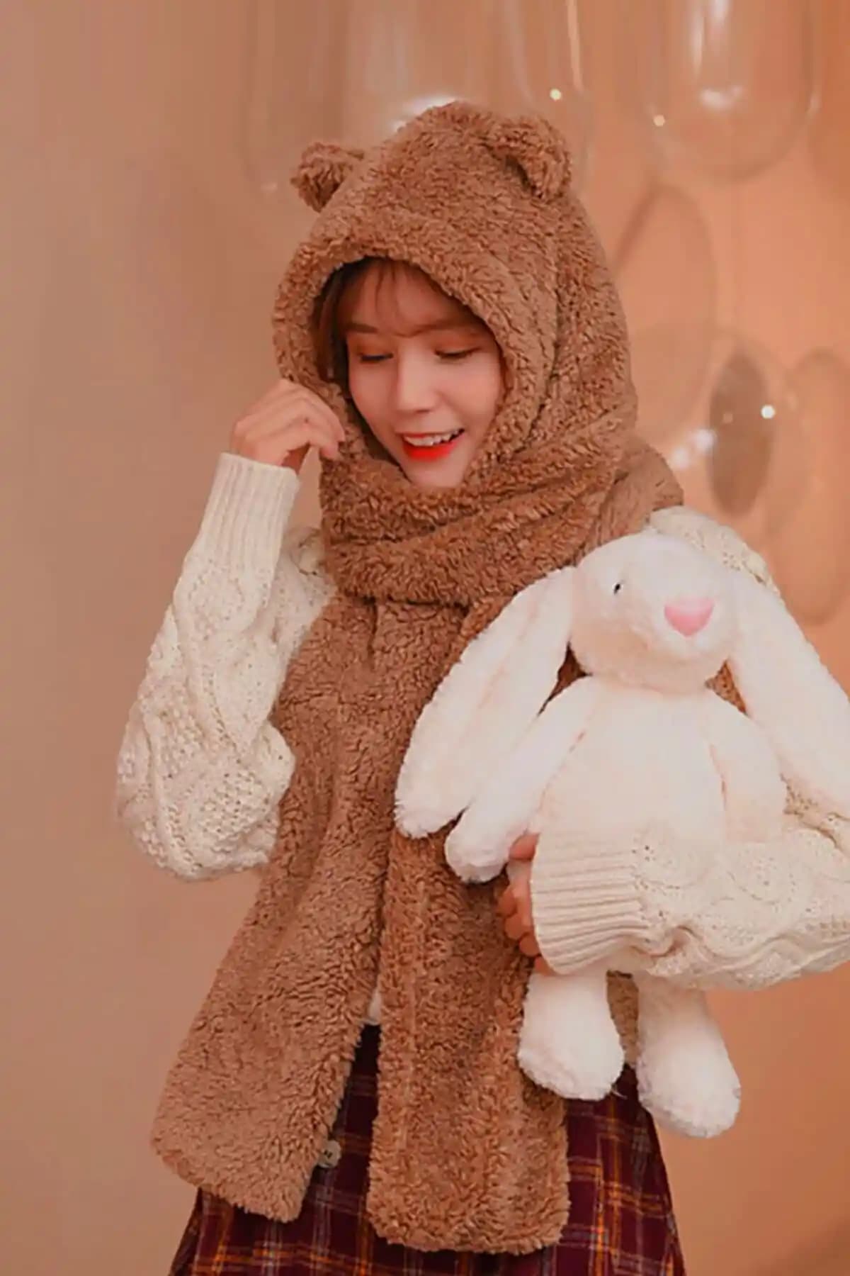 Kadınlar İçin Çok Fonksiyonlu Kapüşonlu Peluş Bere Atkı Kombini Kış Şıklığı ve Sıcaklık Sağlar