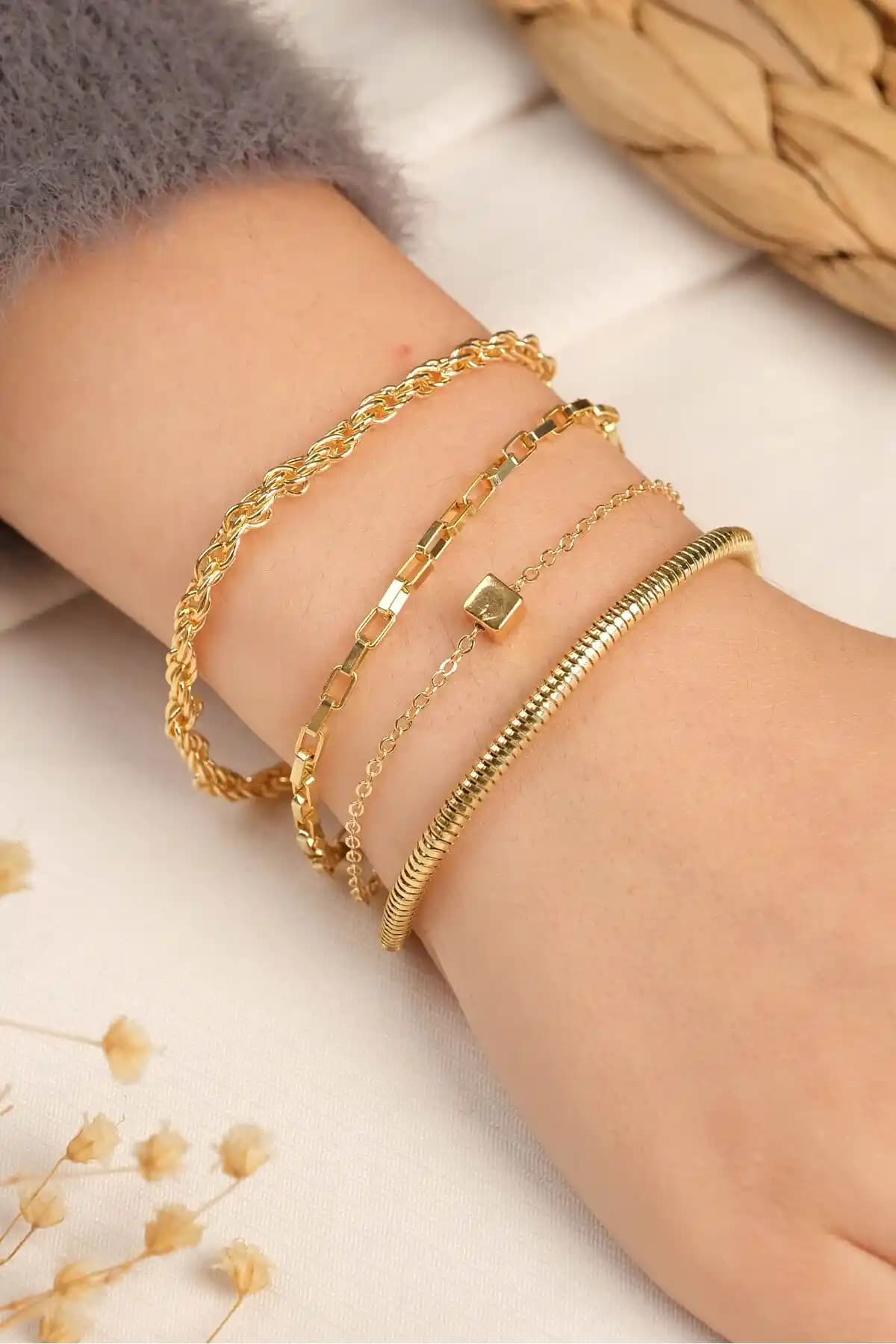 Kadınlar İçin Dayanıklı ve Şık 4'lü Renk Atmaz Bileklik Seti Türkiye Üretimi