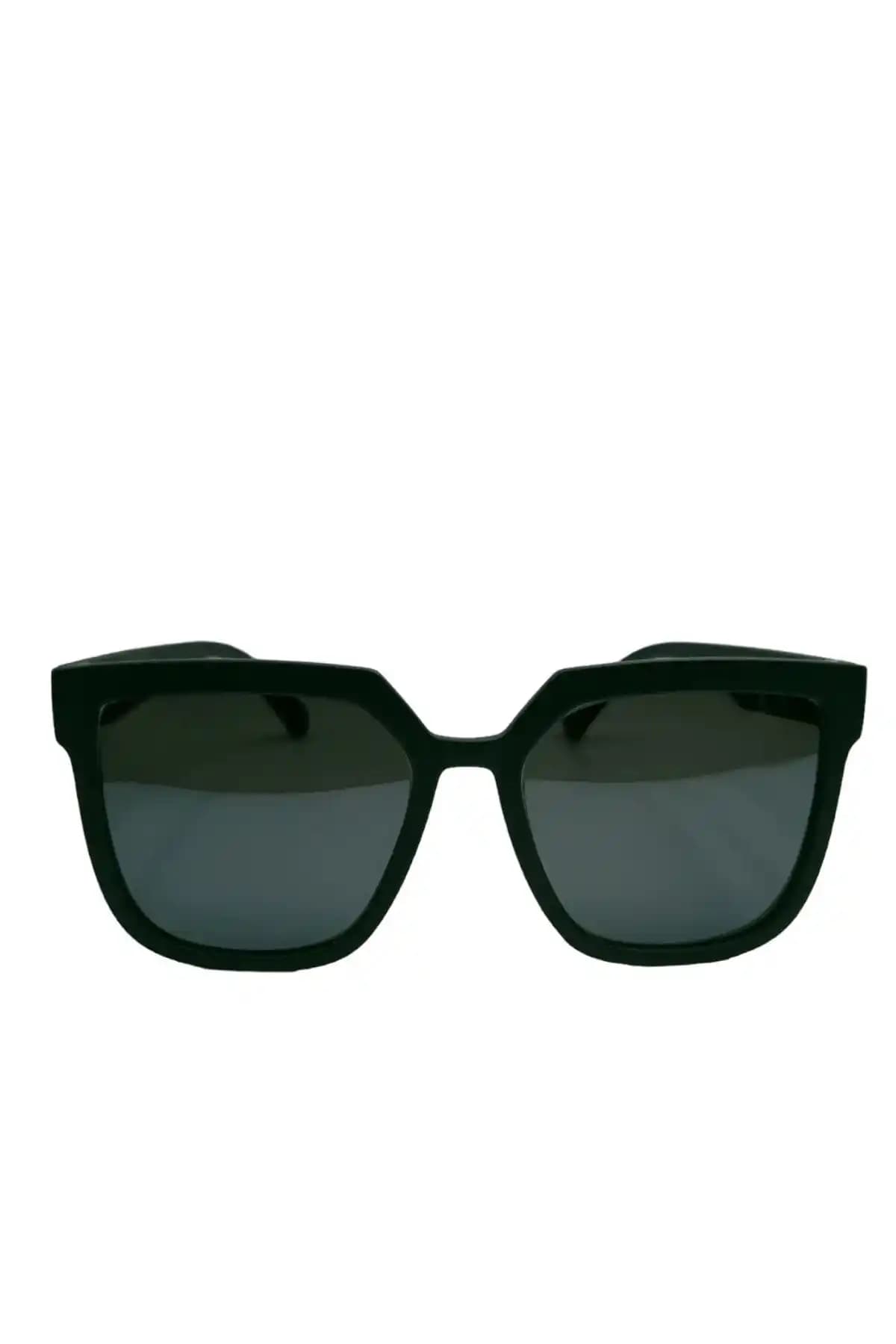 Kadınlar İçin Mat Siyah Güneş Gözlüğü Şıklık ve Güneş Koruma Özellikleriyle Öne Çıkıyor