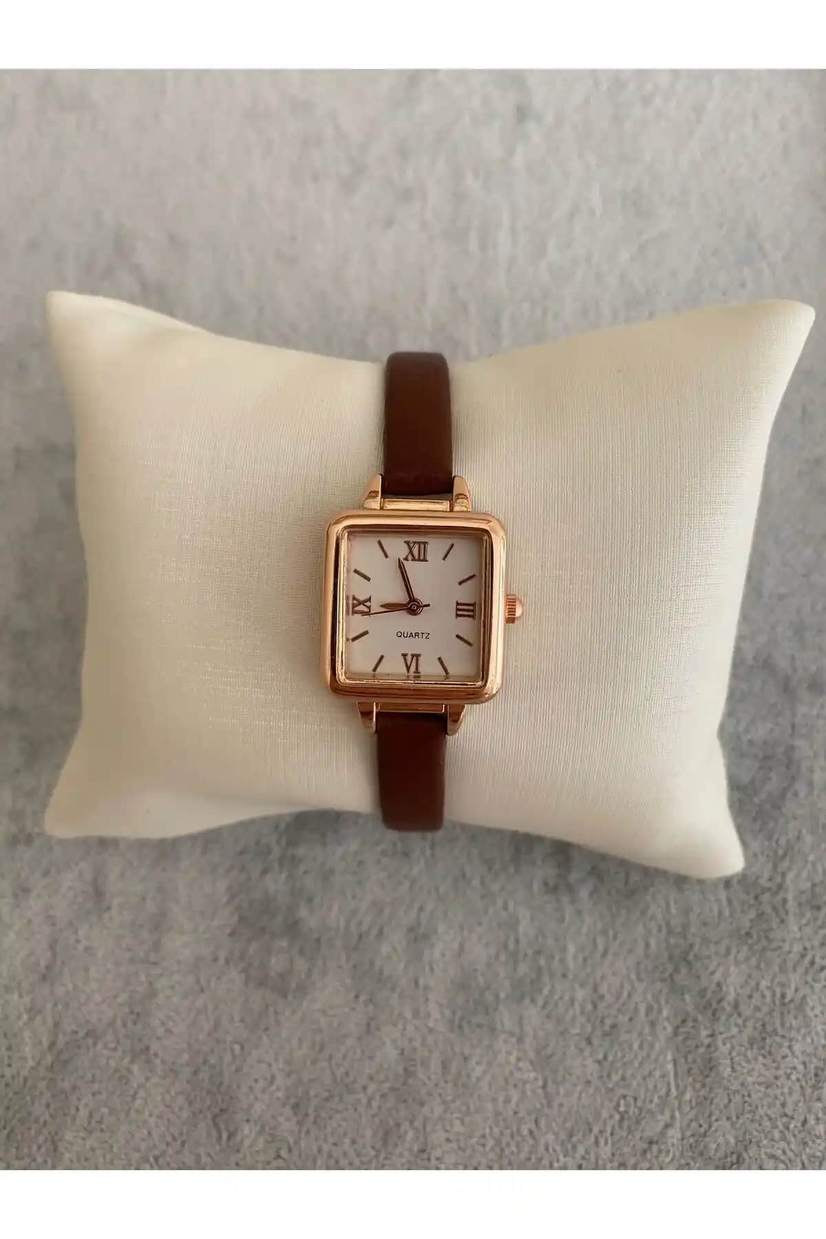 Kadınlar için minimal retro tarzında deri kayışlı şık kol saati