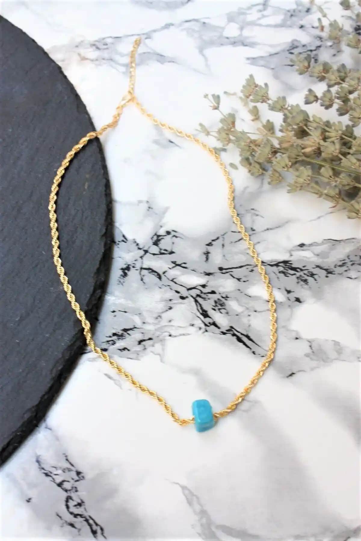 Kadınlar İçin Nostaljik Boncuklu Burgu Kolye Modern ve Zarif Tasarımıyla Şıklık Katıyor