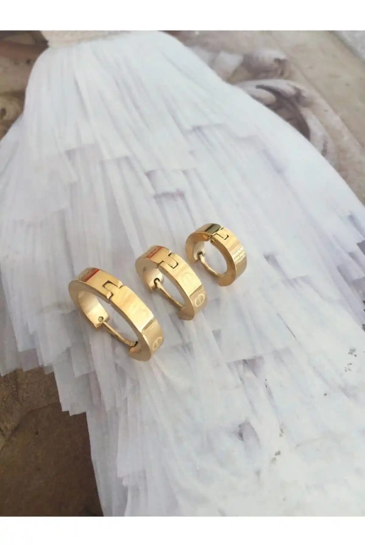 Kadınlar İçin Şık ve Dayanıklı 3'lü Gold Renk Paslanmaz Çelik Küpe Seti