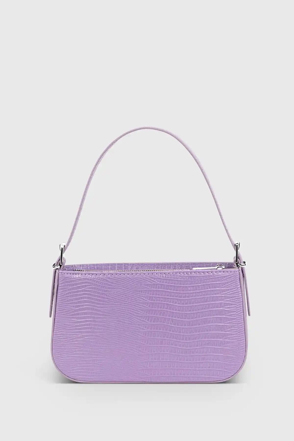 Kadınlar İçin Şık ve Dayanıklı Lila Tokalı Baguette Çanta Ürün Özellikleri ve Tasarımı