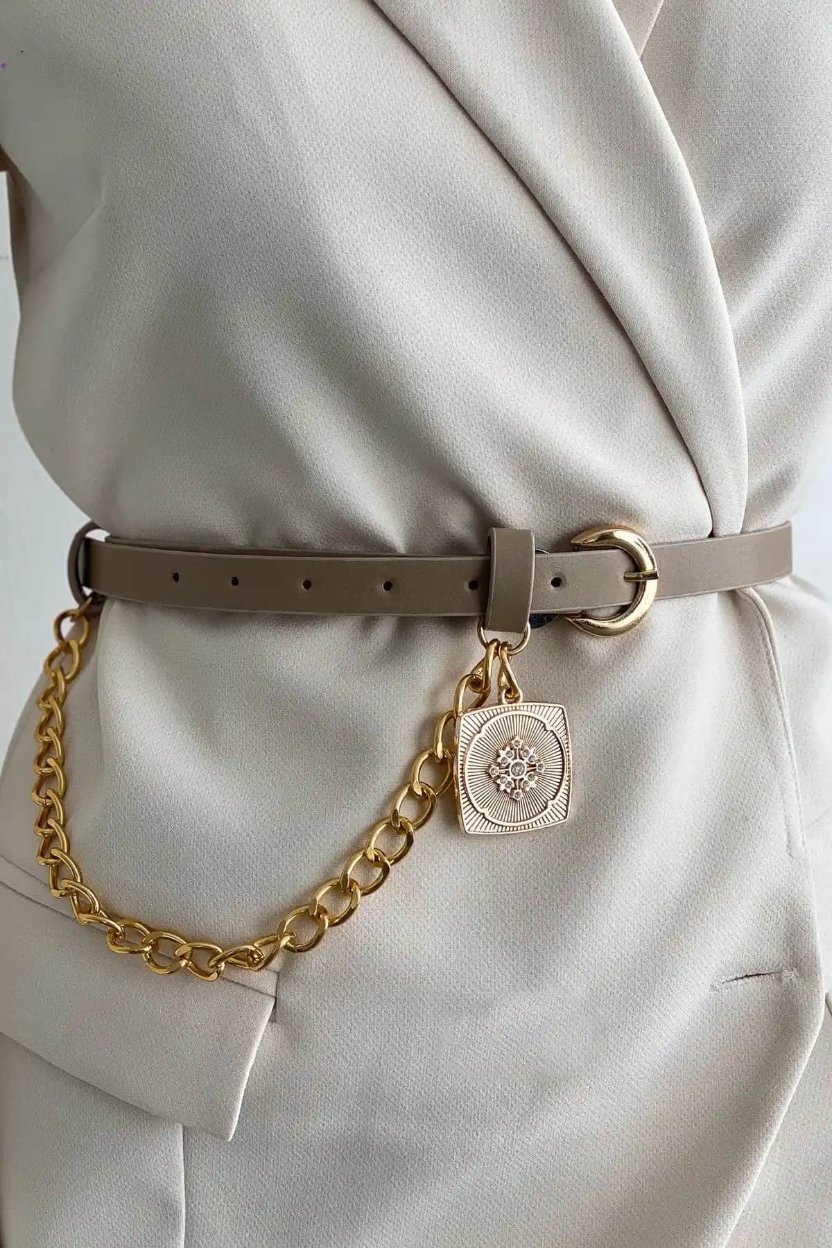 Kadınlar İçin Şık ve Dayanıklı Suni Deri Kemer - Modern ve Zarif Tasarım