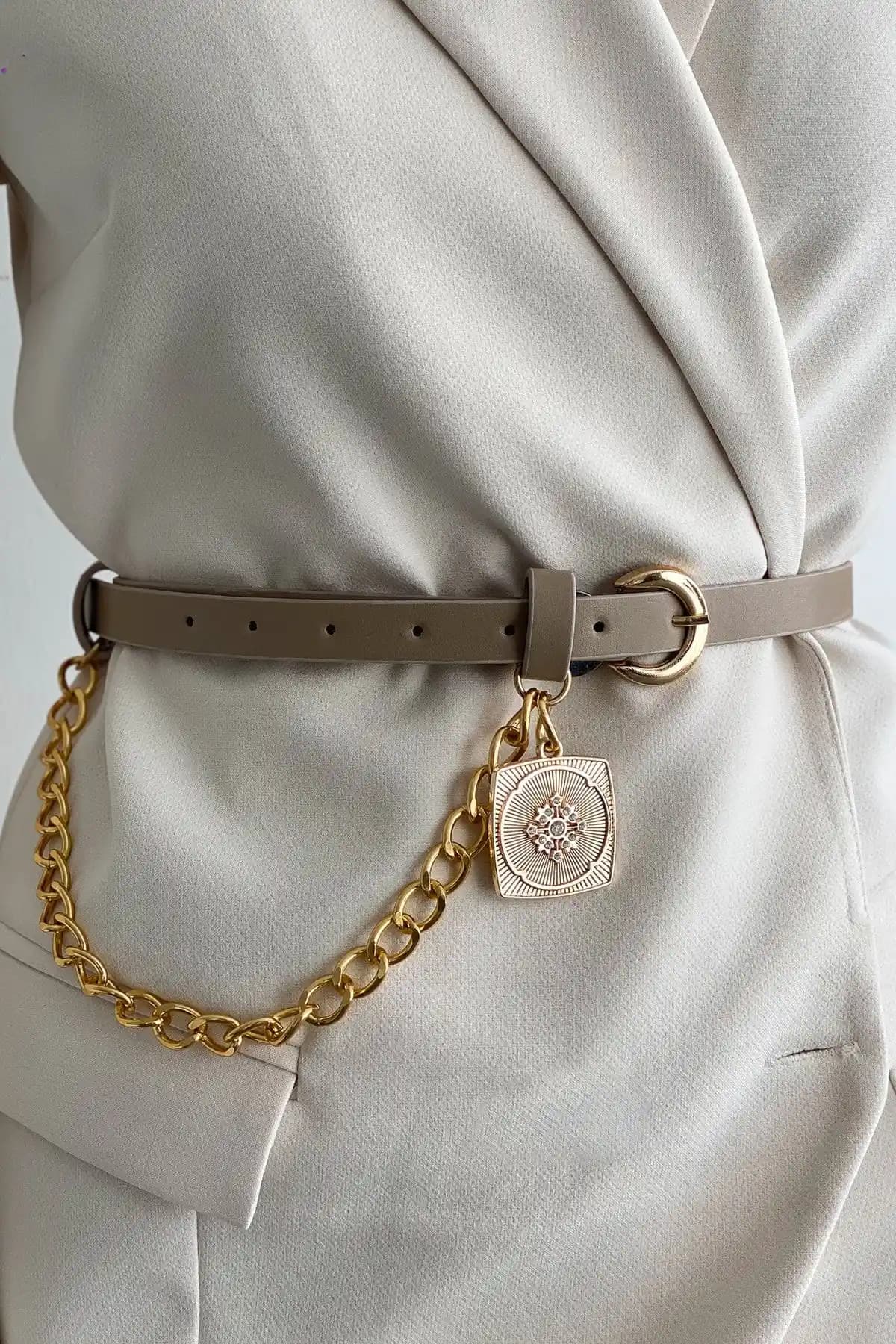 Kadınlar İçin Şık ve Dayanıklı Suni Deri Kemer - Modern ve Zarif Tasarım