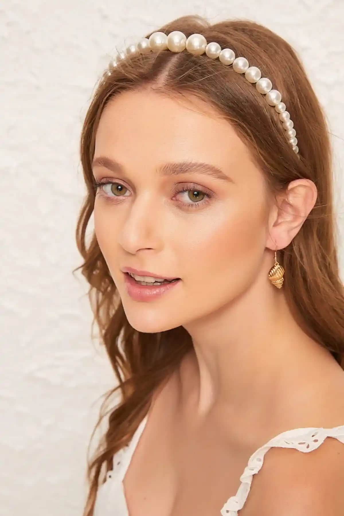 Kadınlar İçin Zarif Pearly İnci Taç: Şıklık ve Dayanıklılık Sunan Tasarım