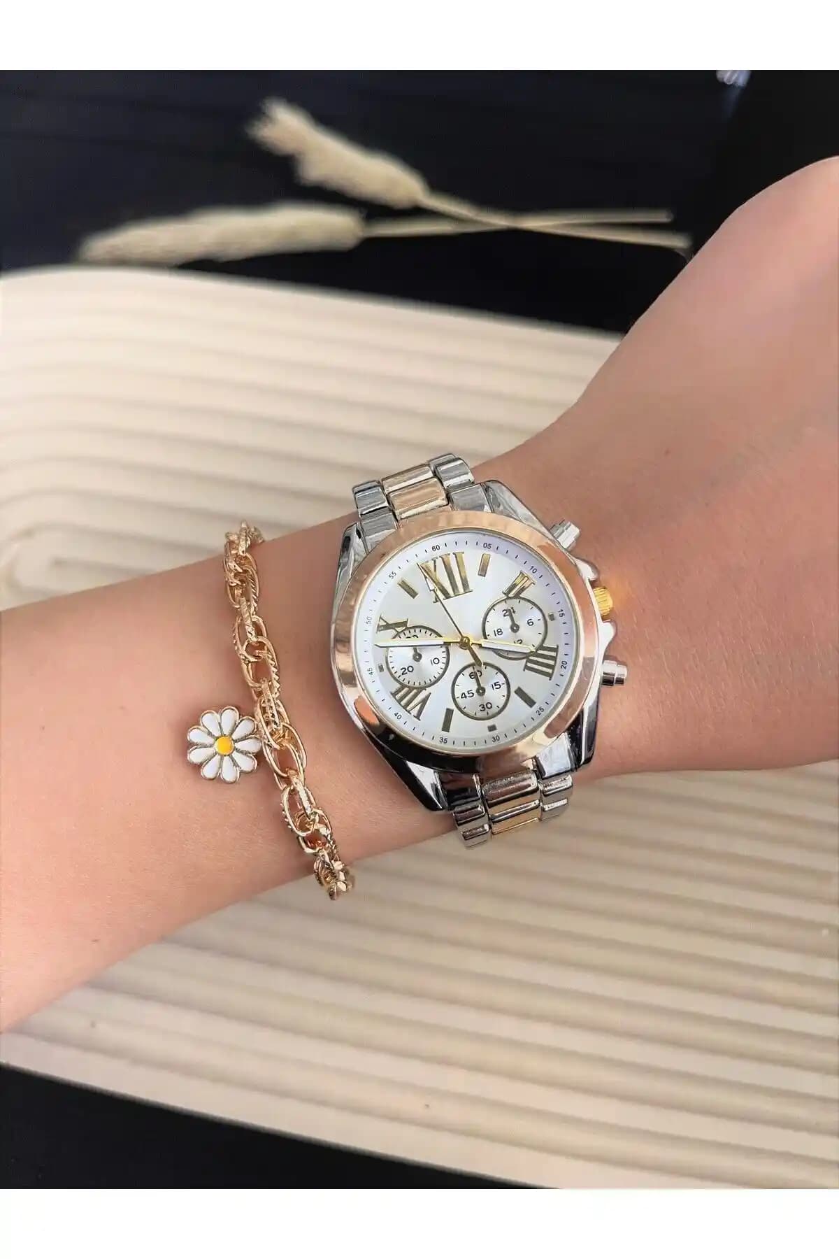 Kadınlar İçin Zarif ve Fonksiyonel Clup Polo Parla Taşsız Saat Özellikleri