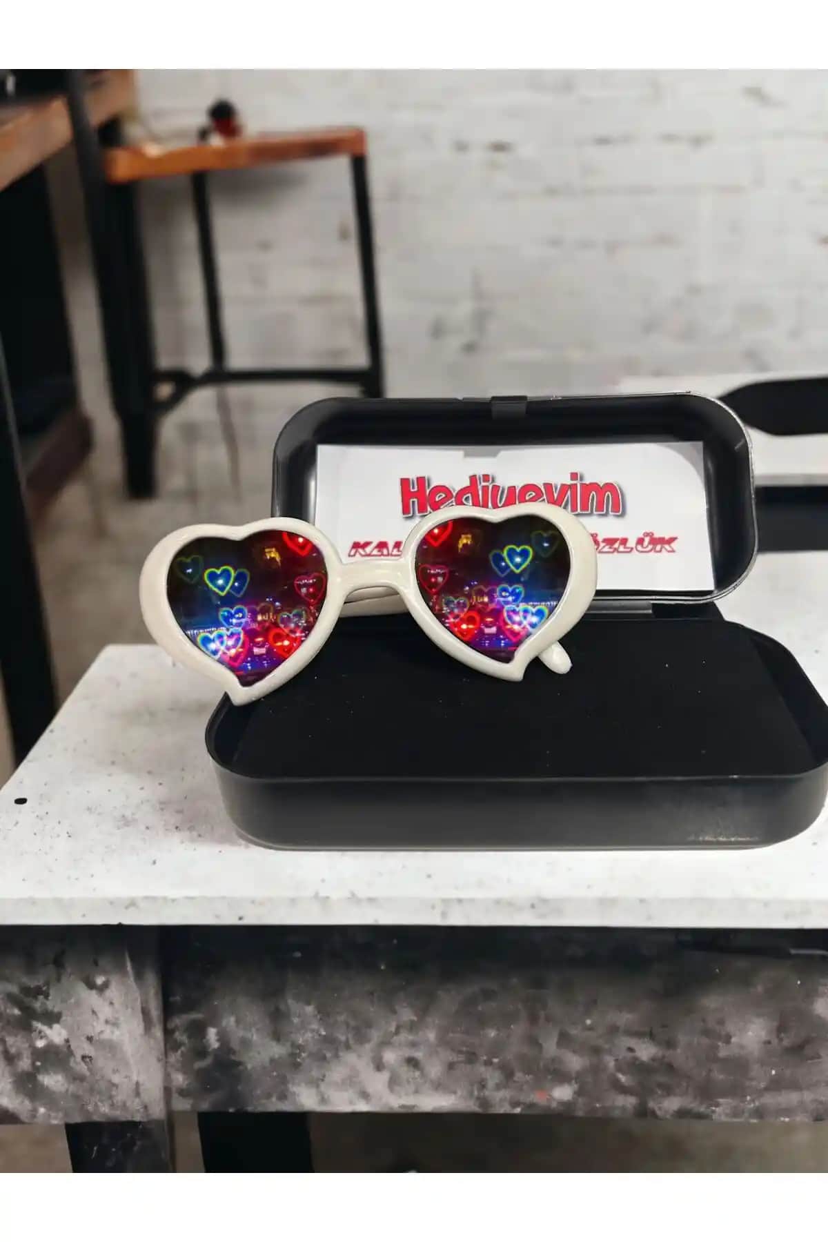 Kalp Efektli Kırmızı Gözlük: Moda ve Eğlenceyi Yansıtan Şık Aksesuarlar