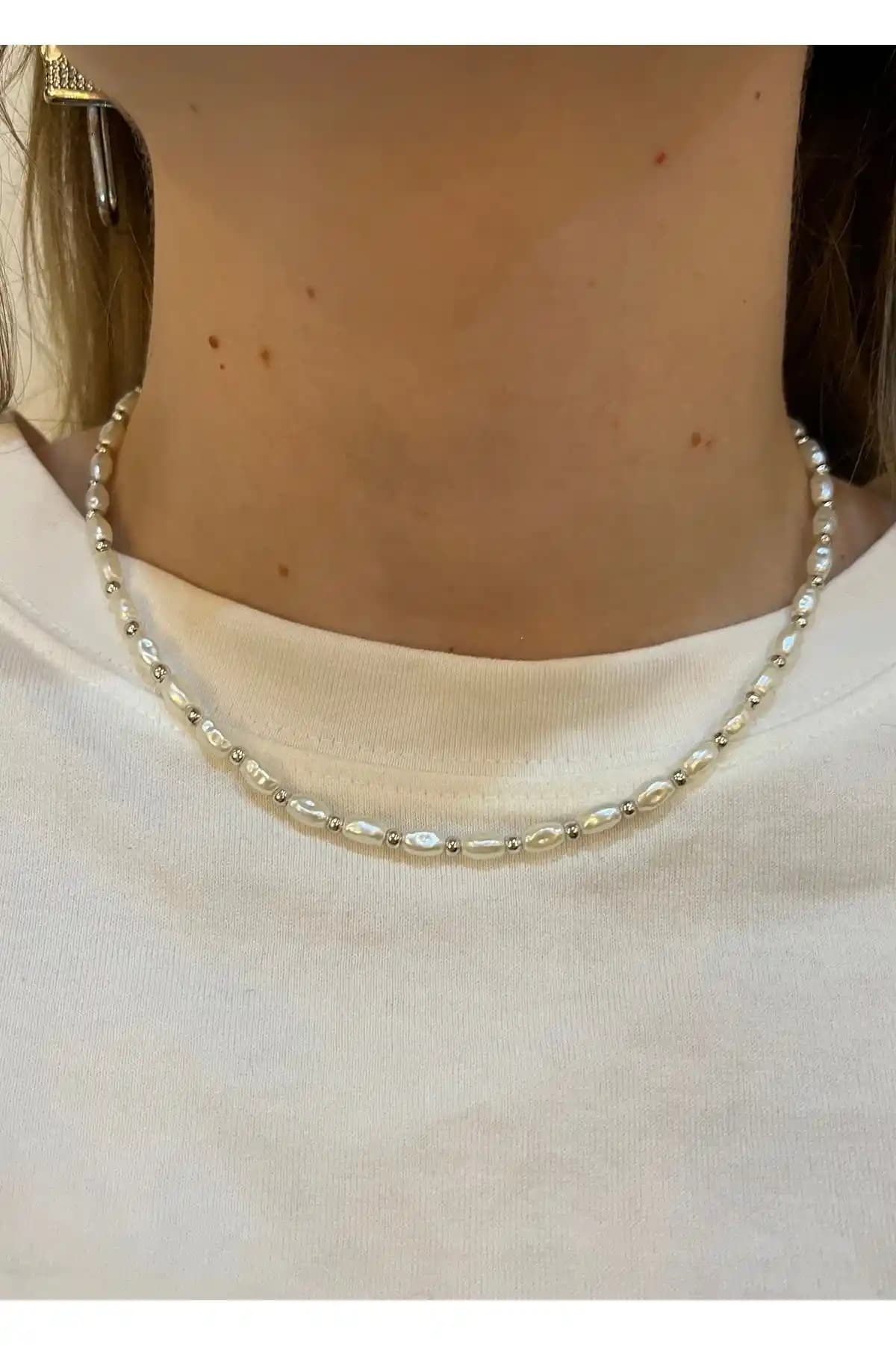 KİLİGİSTANBUL Gümüş Renk İnci Topçuk Kolye: Zarif ve Modern Tasarım Şıklığı