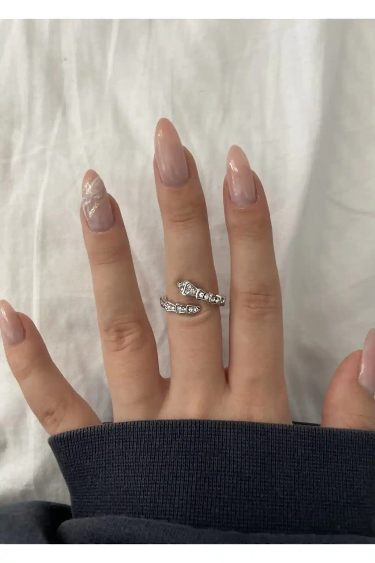 KİLİGİSTANBUL Gümüş Renk Parlak Taşlı Yılan Yüzük Modern ve Zarif Tasarım