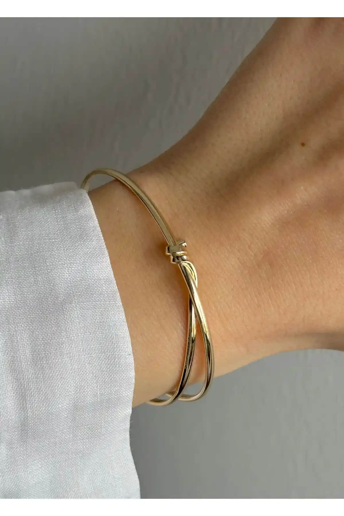 KİLİGİSTANBUL VİO BİLEKLİK: Zarif ve Dayanıklı Altın Renkli Pirinç Bileklik Tasarımı