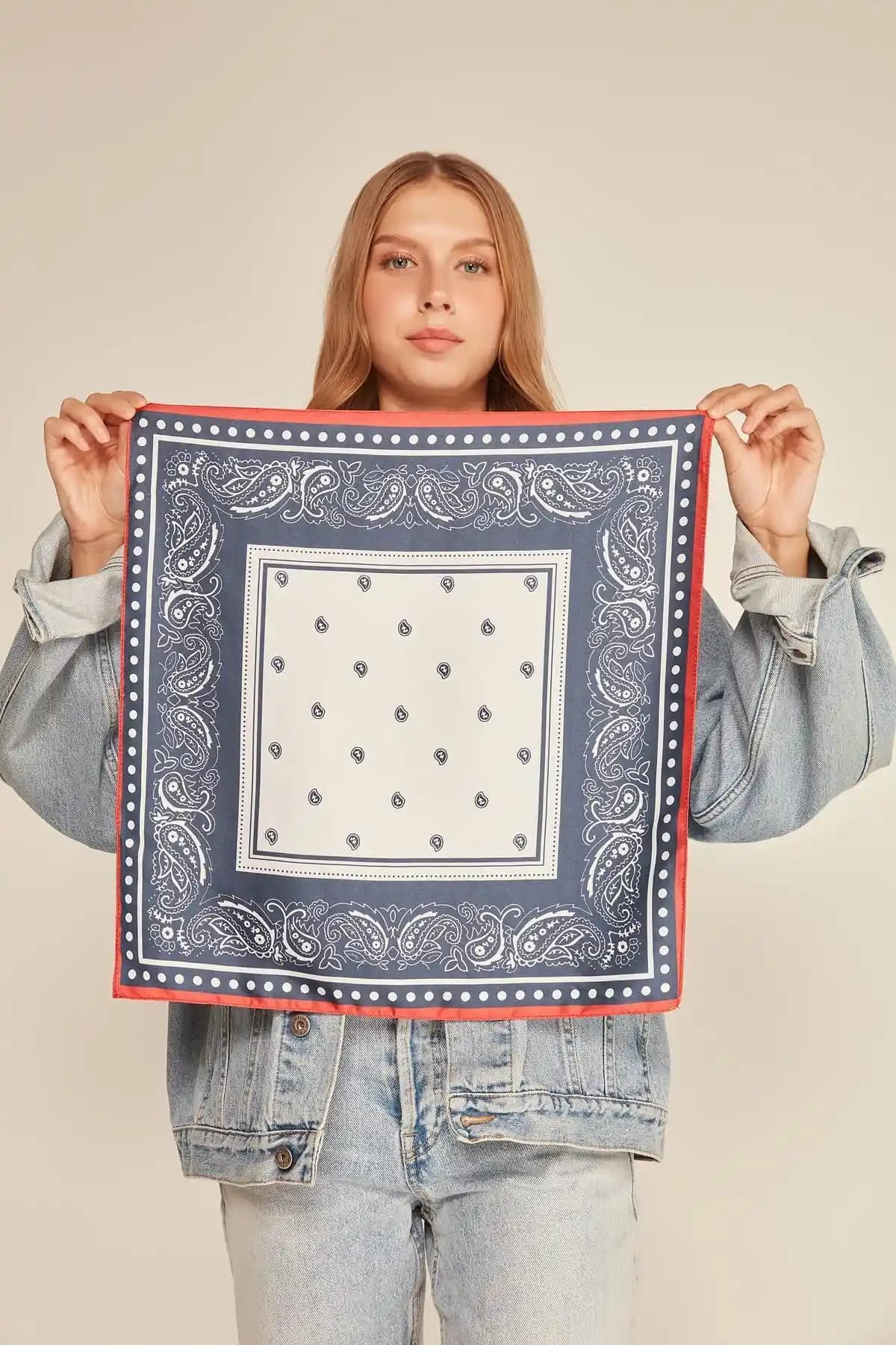 Kırmızı Kenarlıklı Lacivert Bandana Fular: Şık ve Çok Amaçlı Kadın Aksesuarı