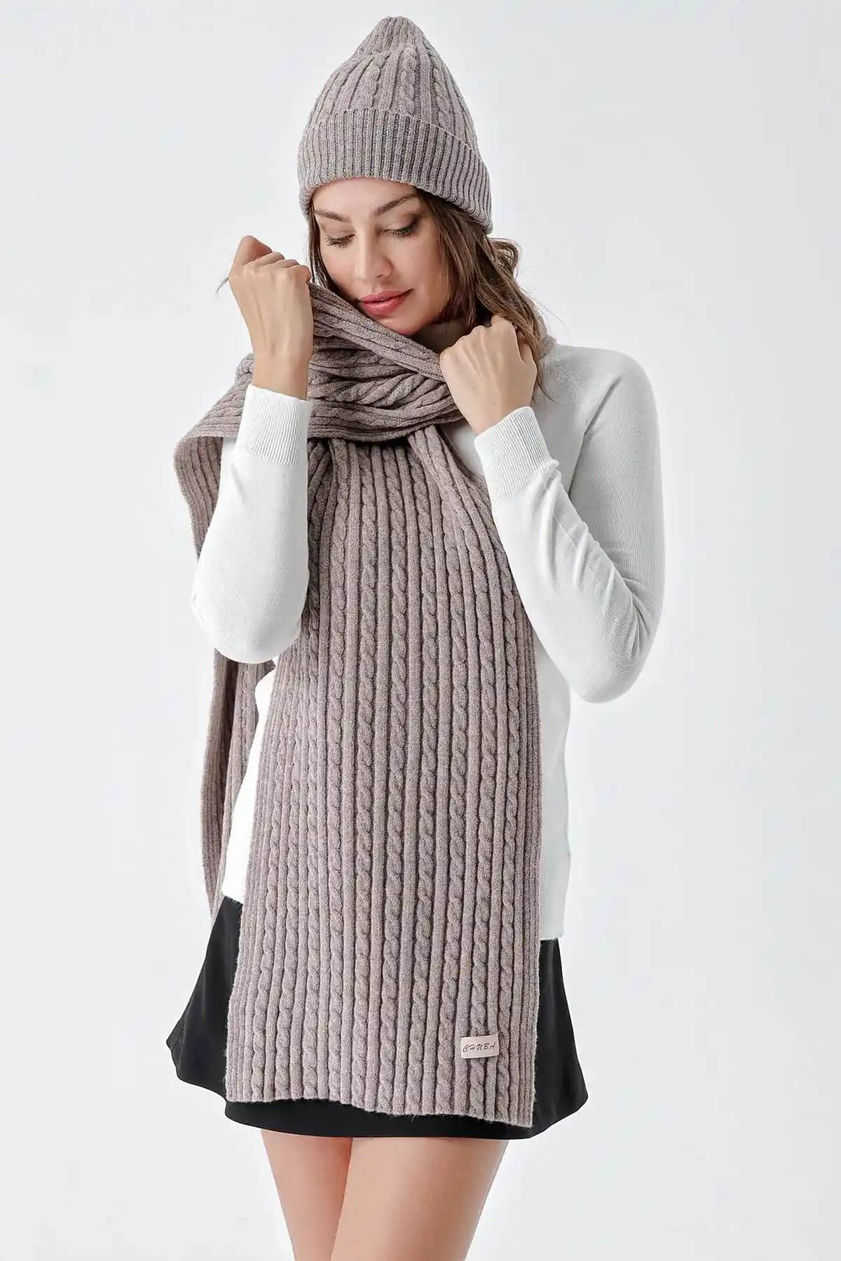 Kış İçin Şık ve Konforlu Kadın Saç Örgü Atkı Bere Takımı Yüksek Kalite ve Modern Tasarım