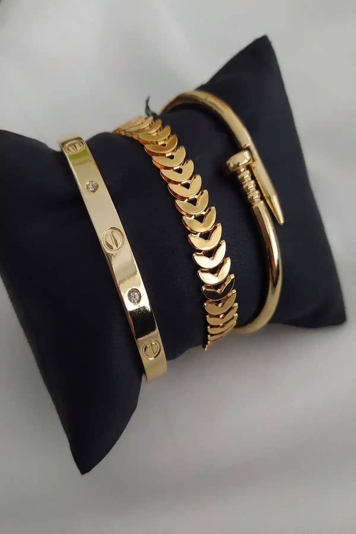 KOBA Kadın Altın Kaplama Bileklik Şıklık ve Zarafetin Modern Sembolü