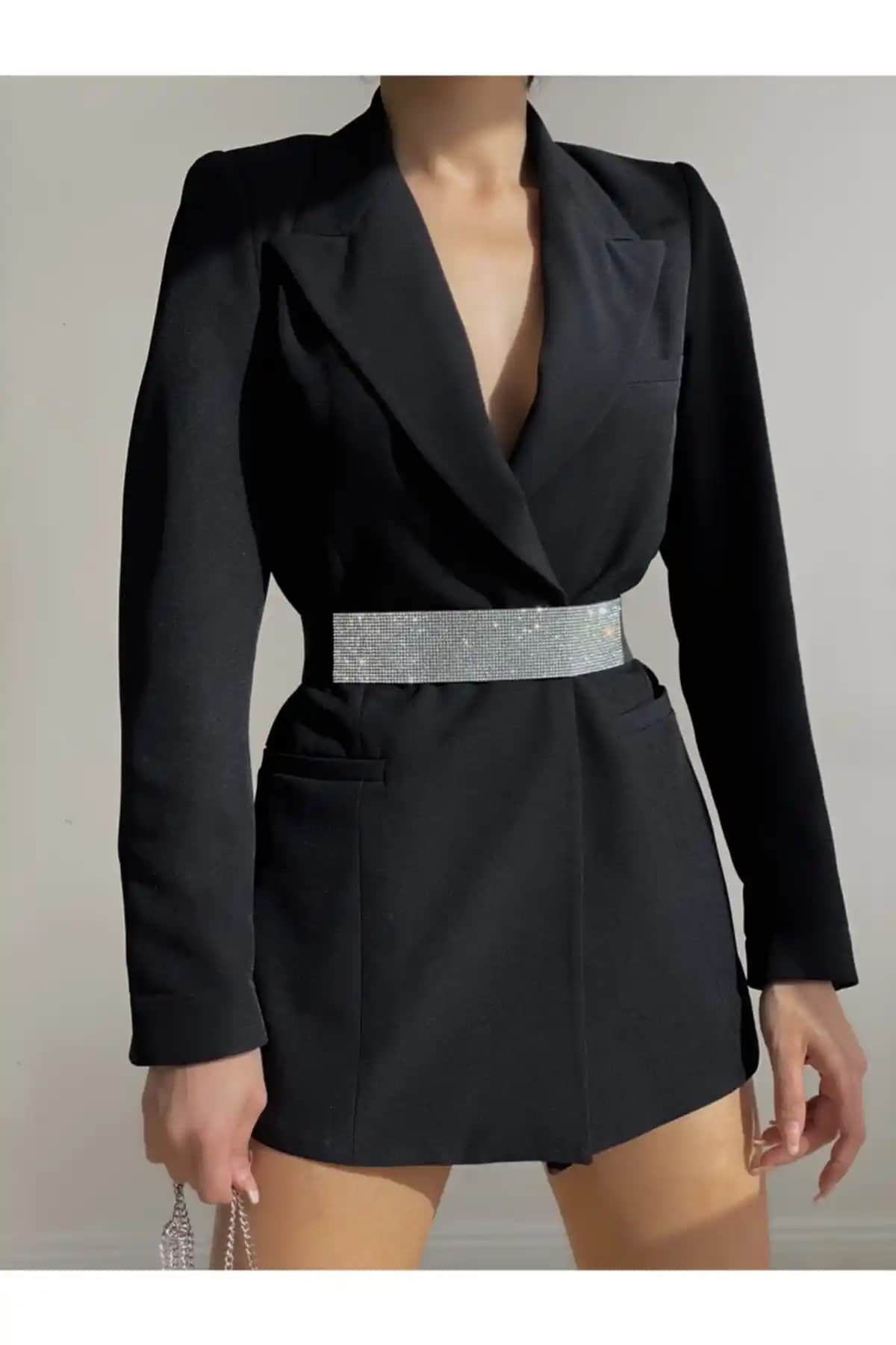 Kristal Taş Detaylı Lastik Kemer: Şıklık ve Fonksiyonelliğin Modern Buluşması