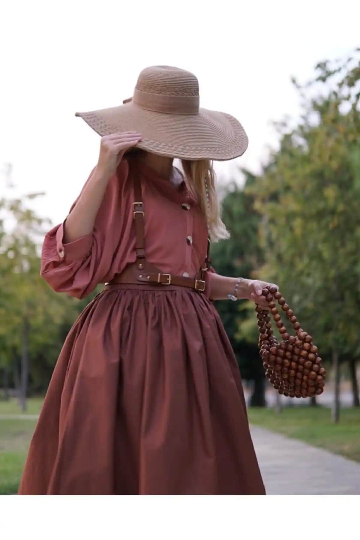 Launes Askılı Taba Kemer: Şıklık ve Fonksiyonellik Sunan Dayanıklı Deri Aksesuar