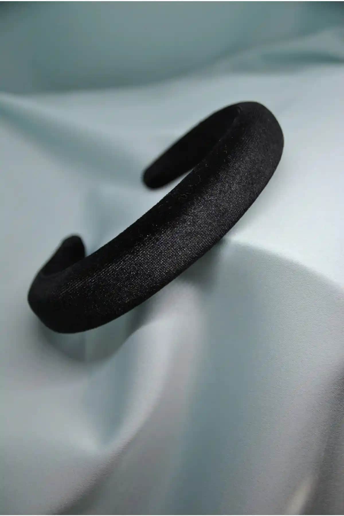 LavinbyNurten Siyah Kadife Kumaş Kadın Tacı: Şıklık ve Konforu Bir Arada Sunan Tasarım