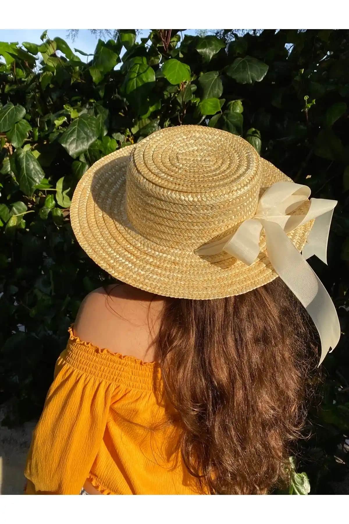 Laviyonsa Bağlamalı Beyaz Kurdale Hasır Şapka: Yaz Ayları İçin Şık ve Pratik Seçenek