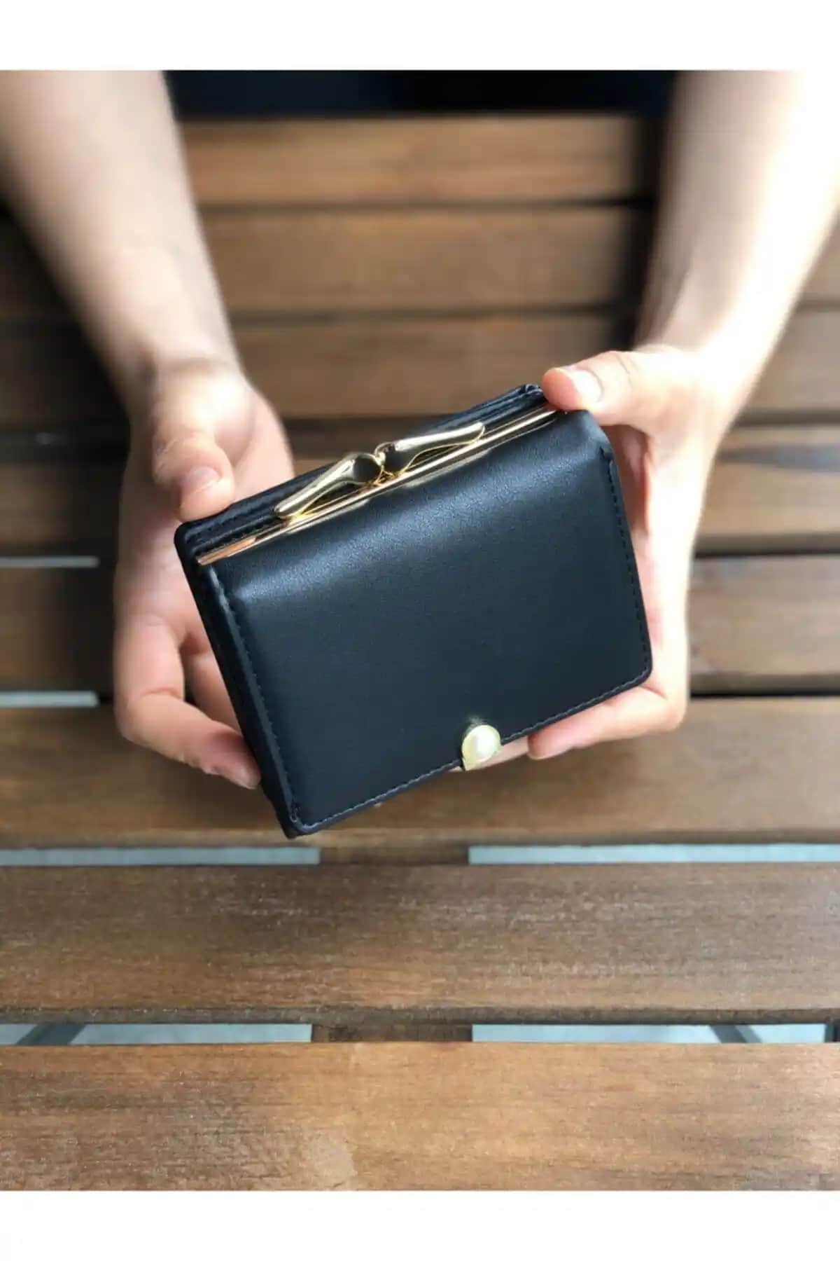 Lebina Siyah Incili Kadın Cüzdanı: Şık ve Pratik Tasarımıyla Günlük Kullanım İçin Ideal