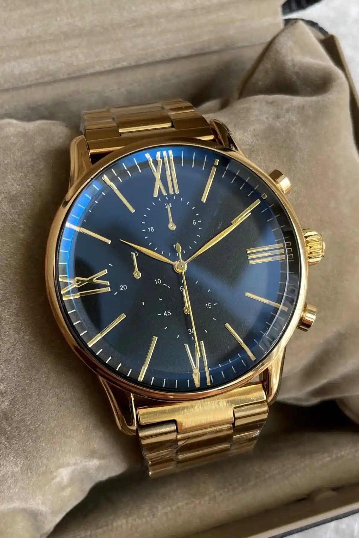 Leerybee Gold Renk Unisex Premium Kol Saati: Şıklık ve Dayanıklılığın Birleşimi