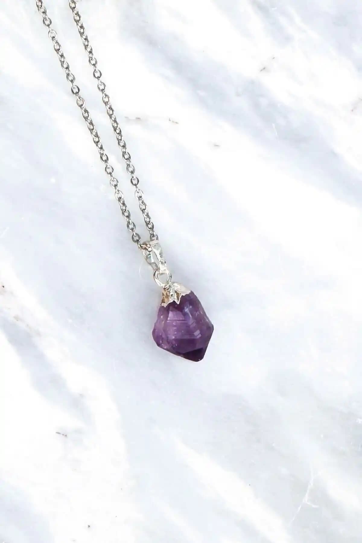 Lepidolit ve Ametist Taşlı Doğal Kolye: Zarafet ve Pozitif Enerjinin Buluşması