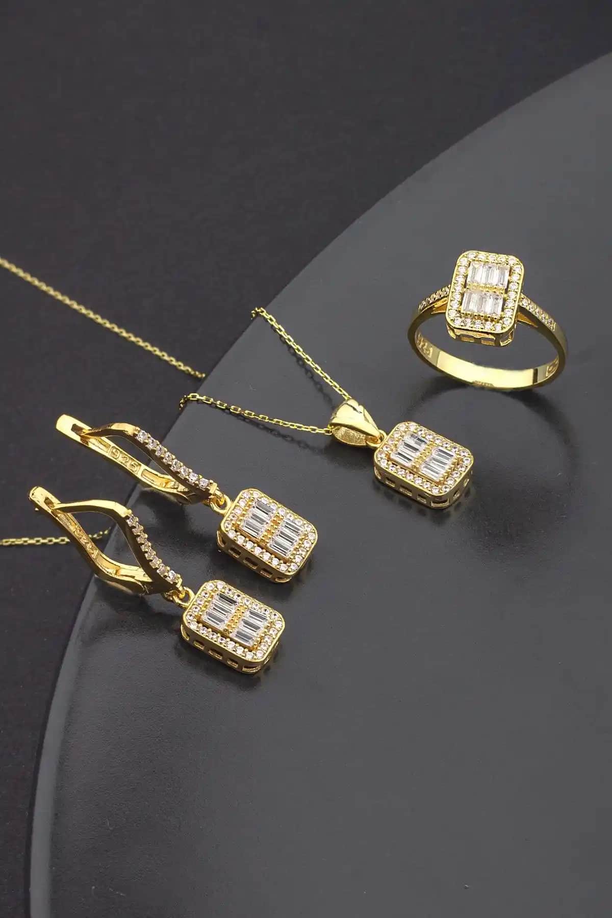 Lintera 925 Ayar Gümüş Takı Seti Modern ve Zarif Tasarımıyla Öne Çıkar