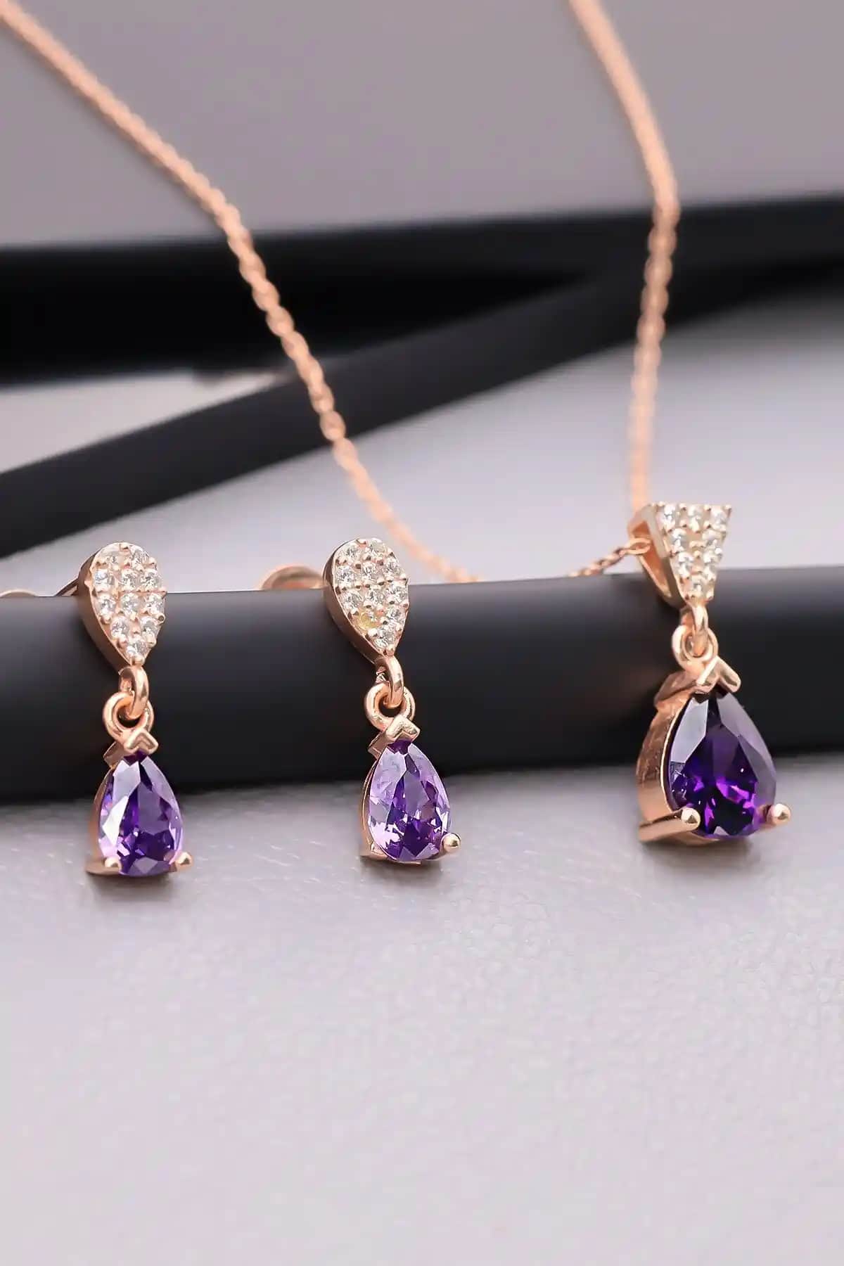 Linterna 925 Ayar Gümüş Ametist Taşlı Damla Kolye ve Küpe Seti Şıklık ve Zarafet Sunar
