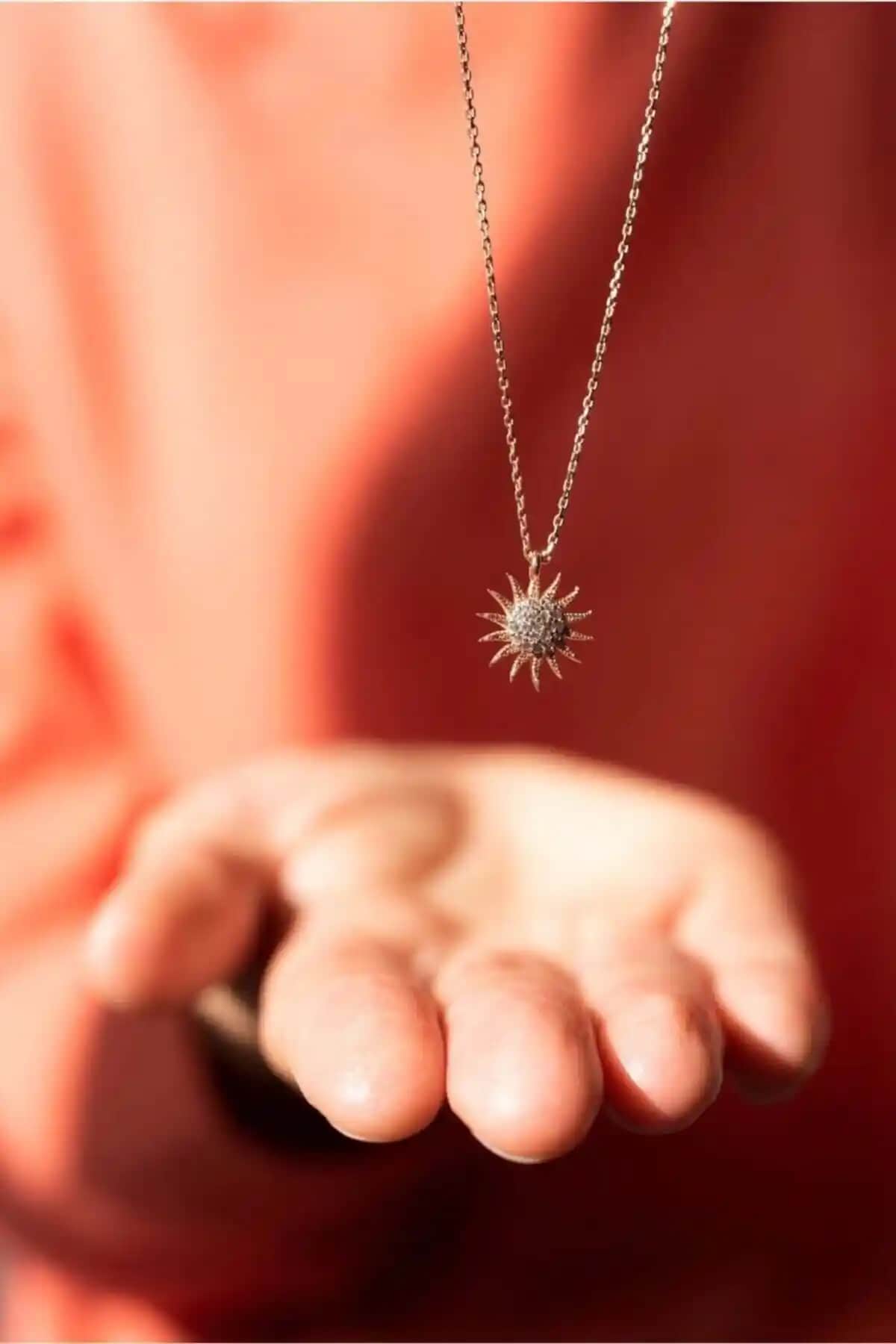 Lotus Gümiş Güneş Modeli Kadın Kolyesi Zarif ve Modern Tasarım ile Öne Çıkıyor