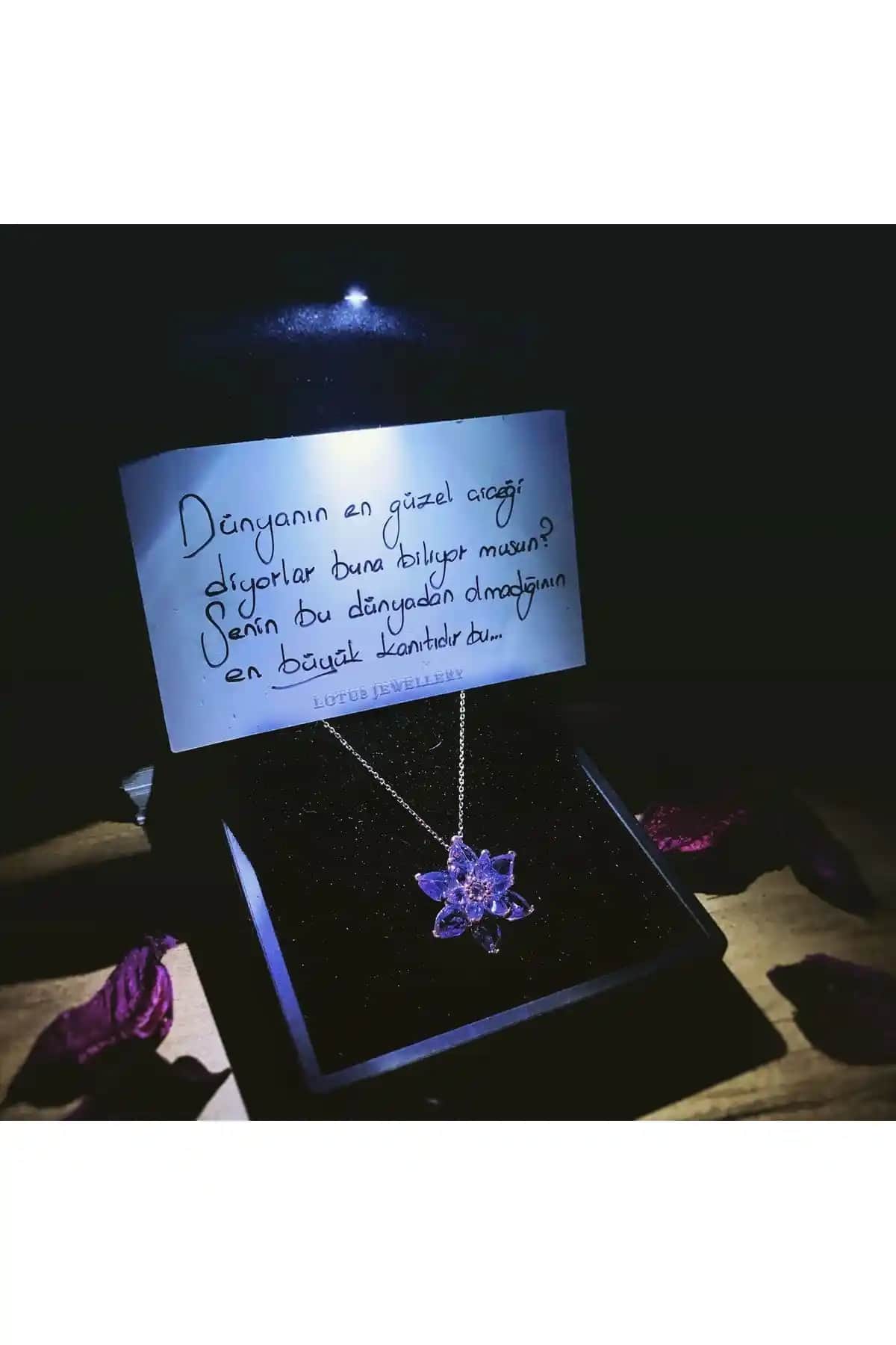 Lotus JW Işıklı Kolye Gümüş Mor Çiçek Sembolü Zarif Takı