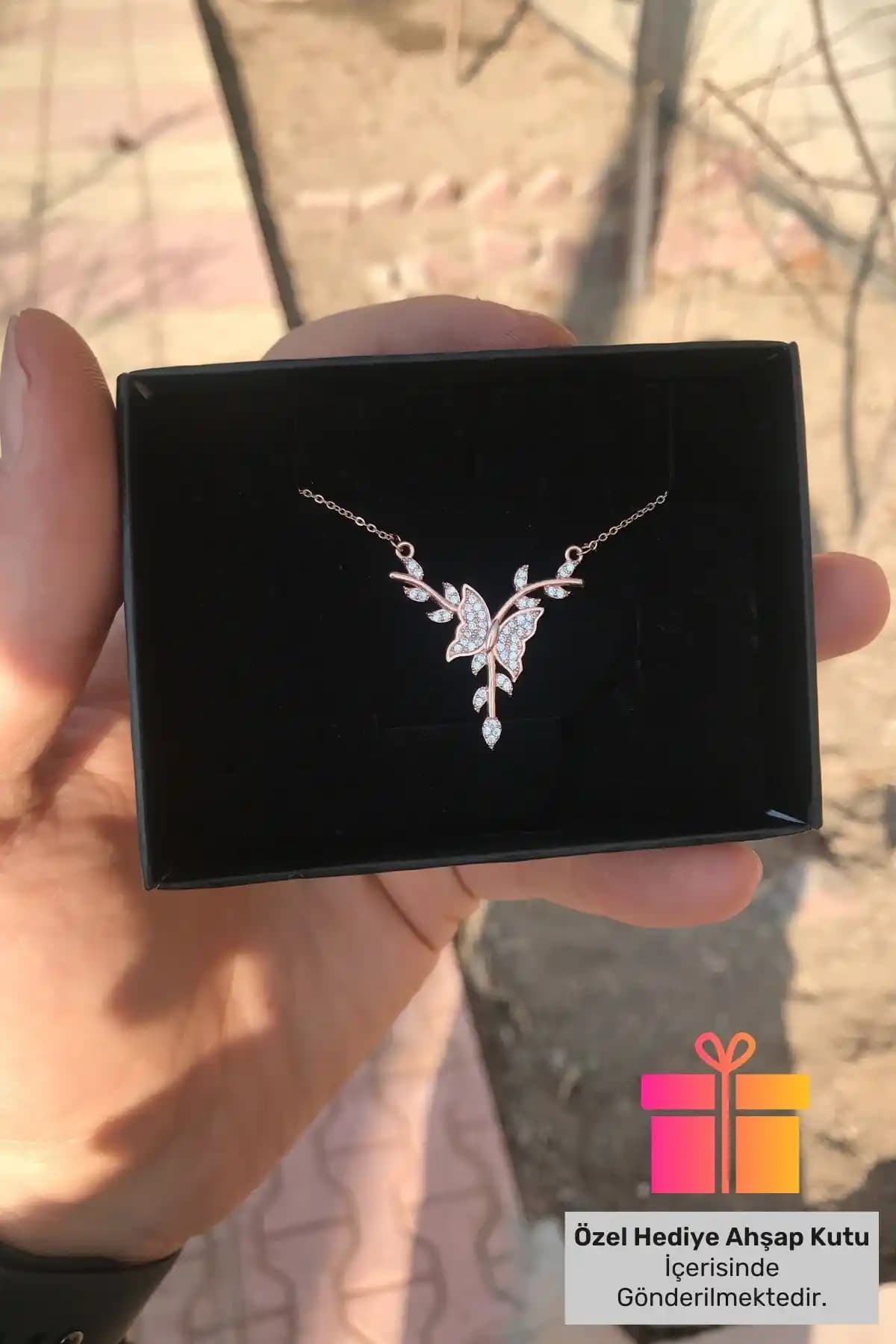 Lucente Daldaki Kelebek Güçmüş Kolye Zarif ve Şık Tasarımıyla Hediye Seçenekleri İçin Uygun