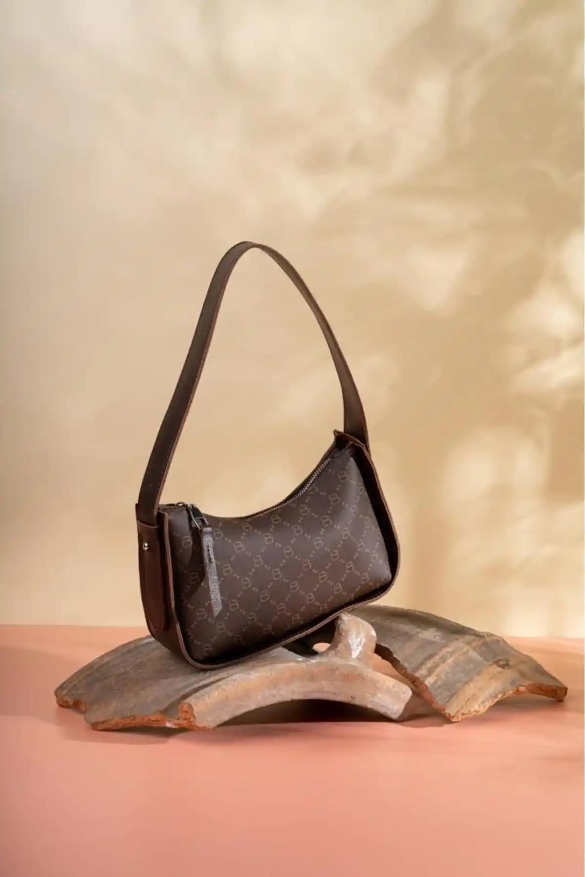 Lucky Bees Desenli Baget Kadın Çantası: Şık ve Kullanışlı Günlük Çanta Seçenekleri