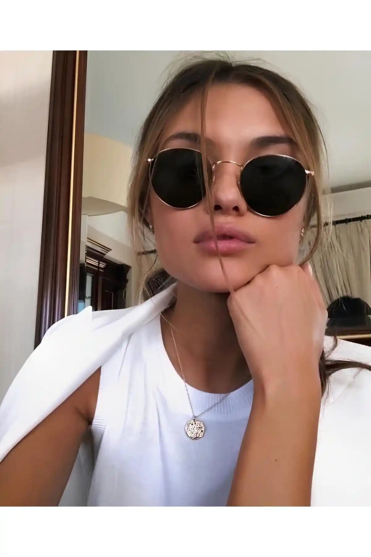 Macerati Siyah Gold Çerçeveli Unisex Güneş Gözlüğü Şıklık ve Göz Sağlığı Sunar