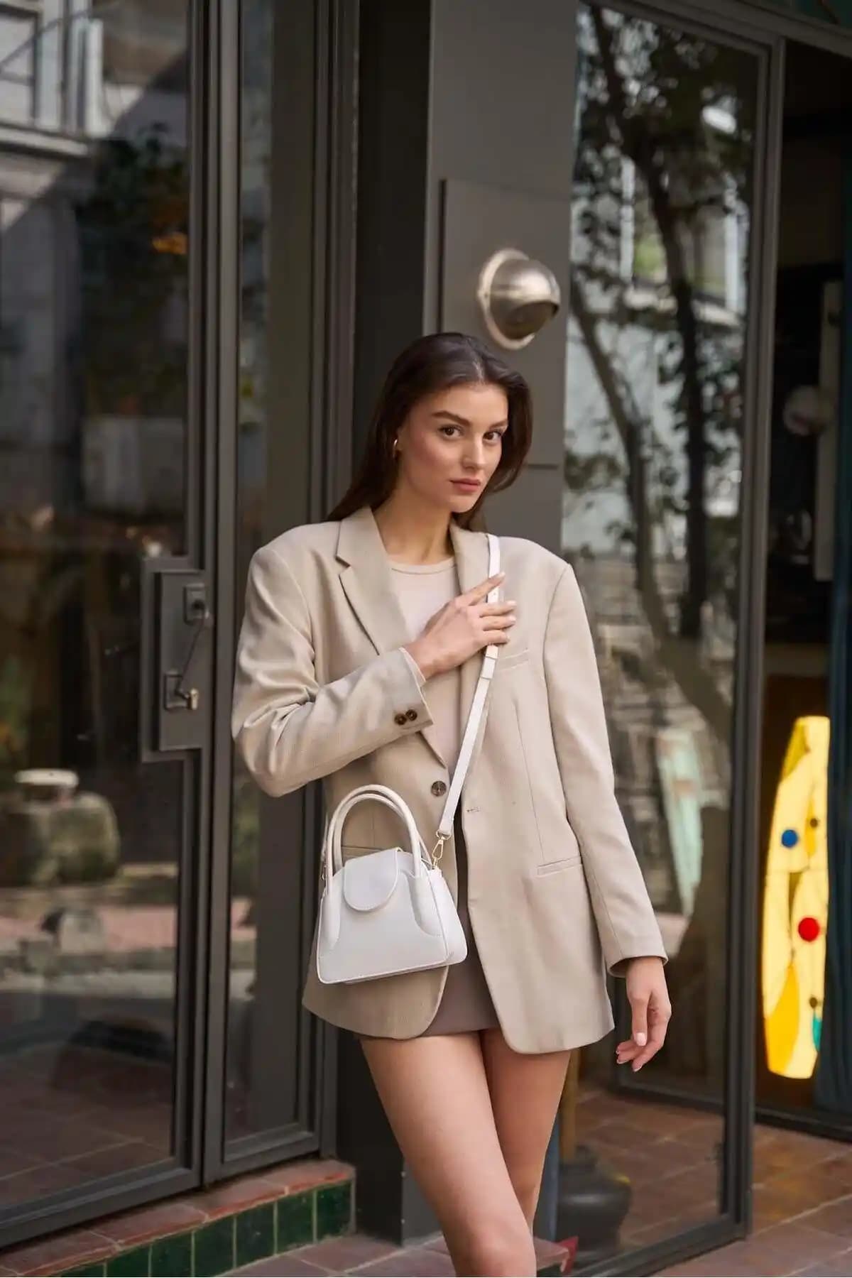 Madamra Beyaz Mini City Çanta: Şıklık ve Kullanışlılık Sunan Kadın Çanta Modeli