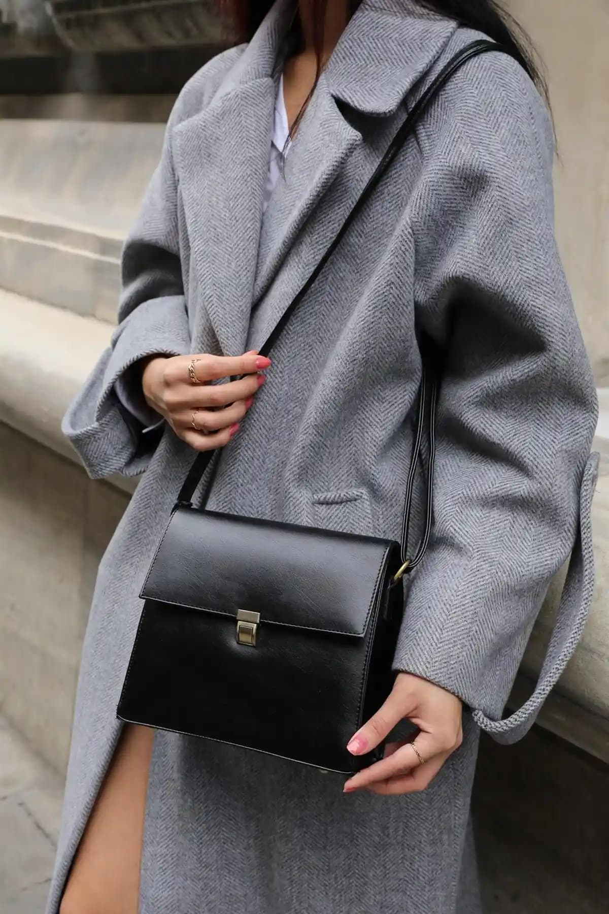 Madamra Siyah Kadın Vintage Çanta Modern Stil ve Dayanıklılık Sunar