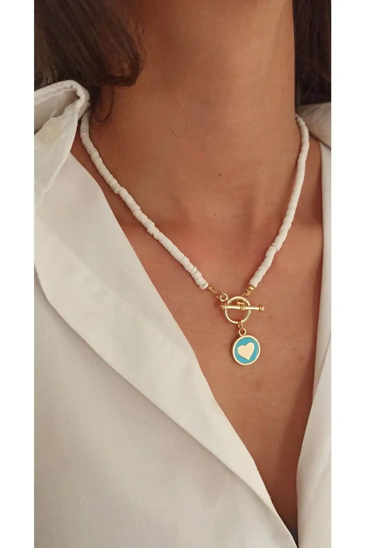 MagicStone Beyaz Fimo Kalp Detaylı Önden Kilitli Kolye - Zarif ve Modern Takı Tasarımı