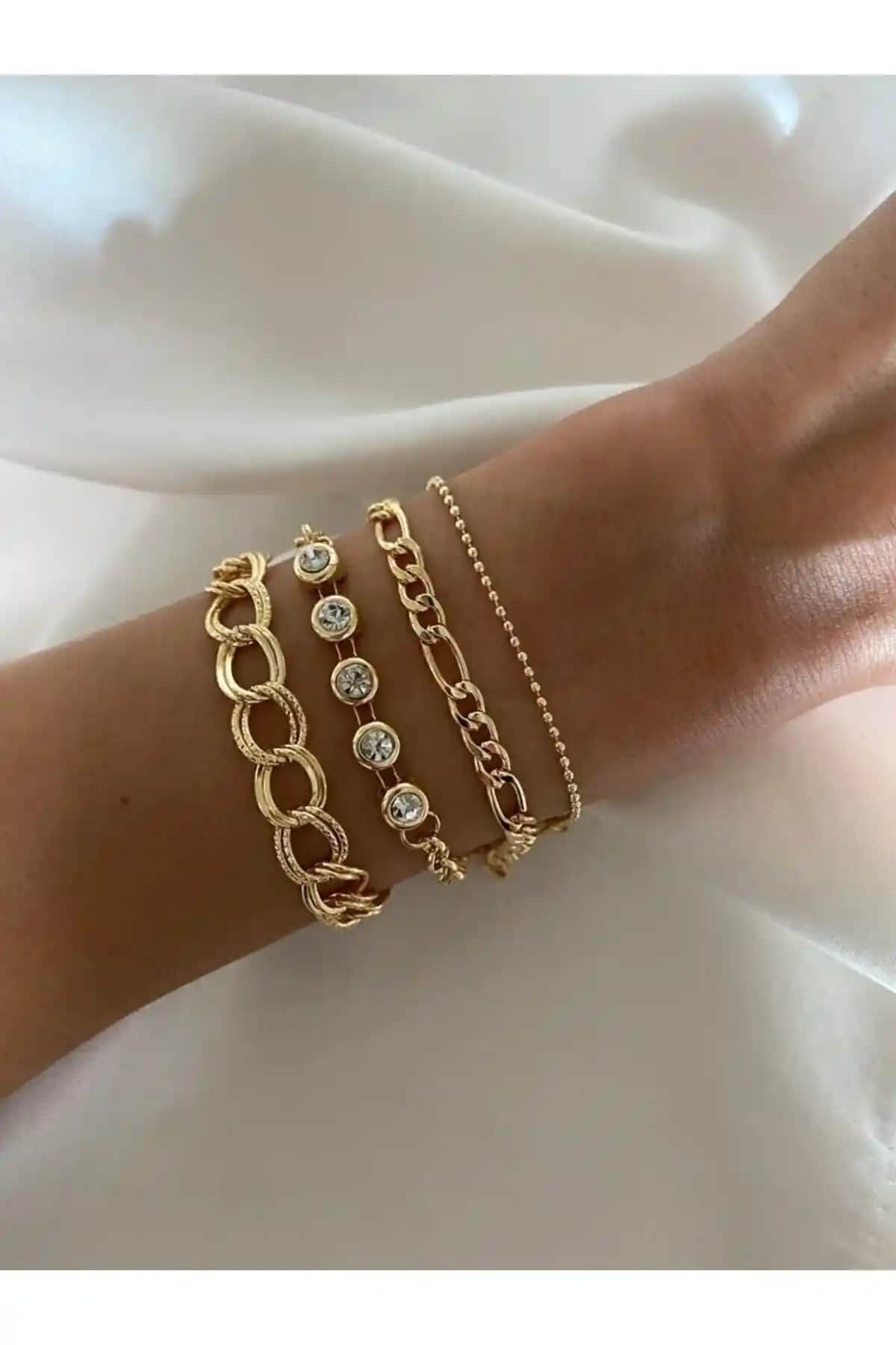 MagicStone Beyaz Taş Dörtlü Kombin Bileklik: Şıklık ve Zarafetin Modern Yansıması