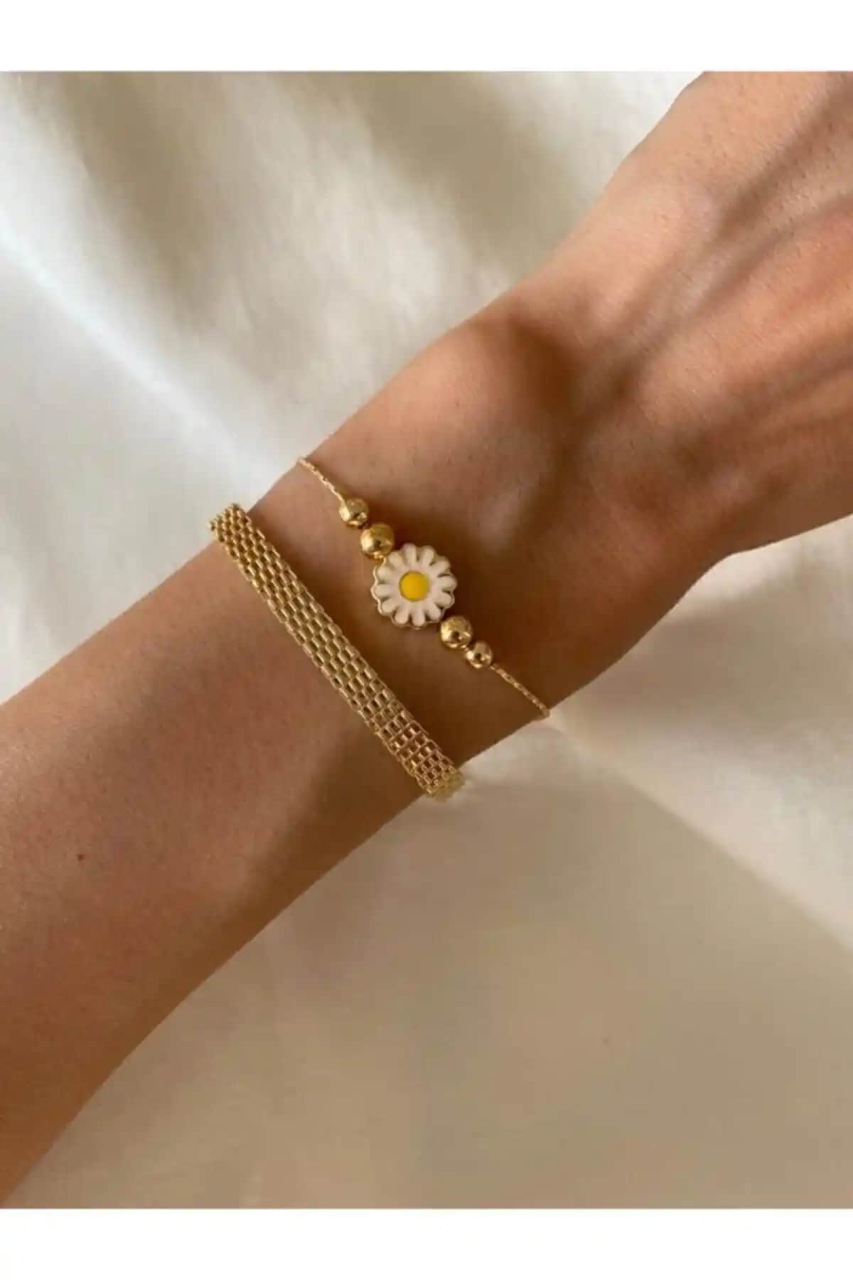 MagicStone Hasır Zincir ve Papatya Detaylı İkili Altın Bileklik Takı Modasında Zarif Seçenek