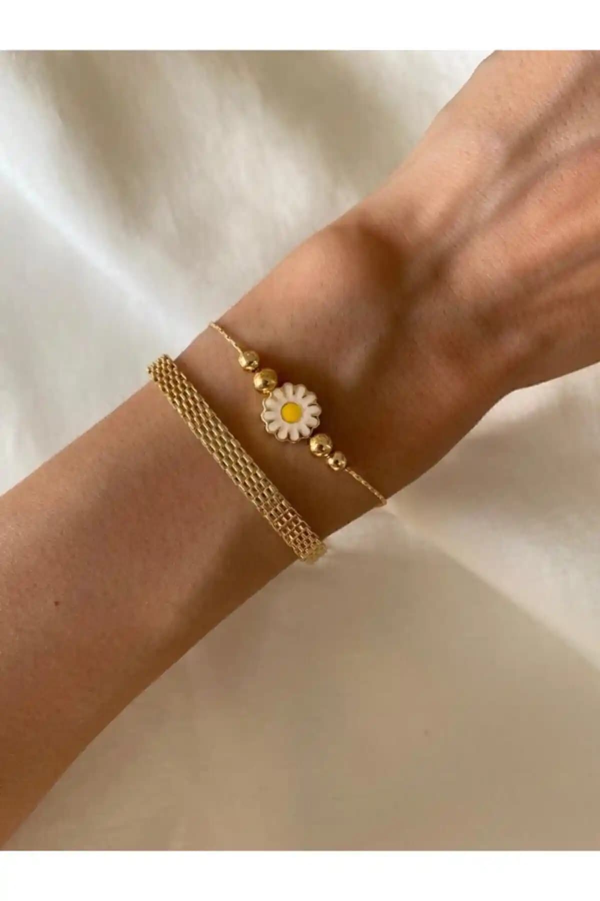 MagicStone Hasır Zincir ve Papatya Detaylı İkili Altın Bileklik Takı Modasında Zarif Seçenek