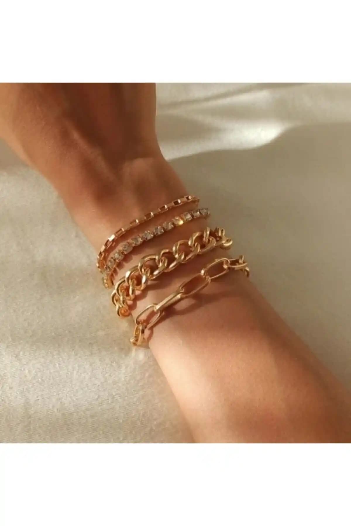 MagicStone Taşlı Dörtlü Kombin Bileklik: Zarif ve Dayanıklı Altın Kaplama Takı Seti