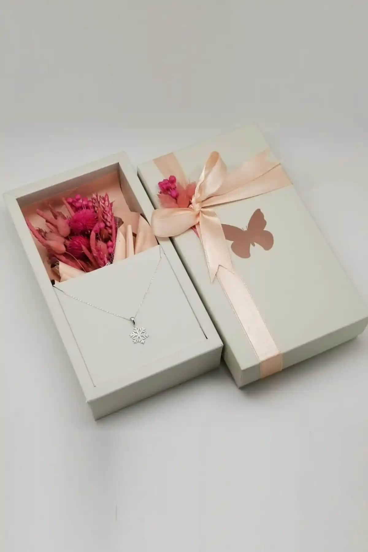 MagnaNina Gümsü Malzemeli Tasarım Kolye ve Kuru Çiçekli Hediye Kutusu